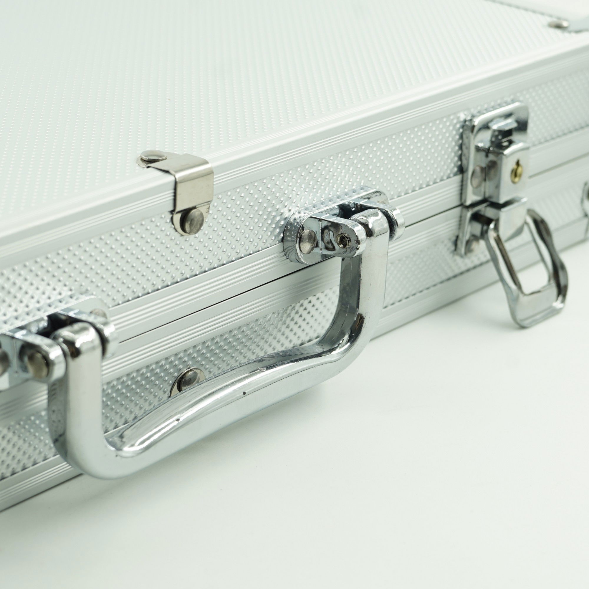 Jocuri de societate - Set de Poker Complex cu 300 de jetoane Flippy, Include 2 seturi de carti, 5 zaruri, Echipat cu servieta de aluminiu cu dimensiunile 39x7x27 cm