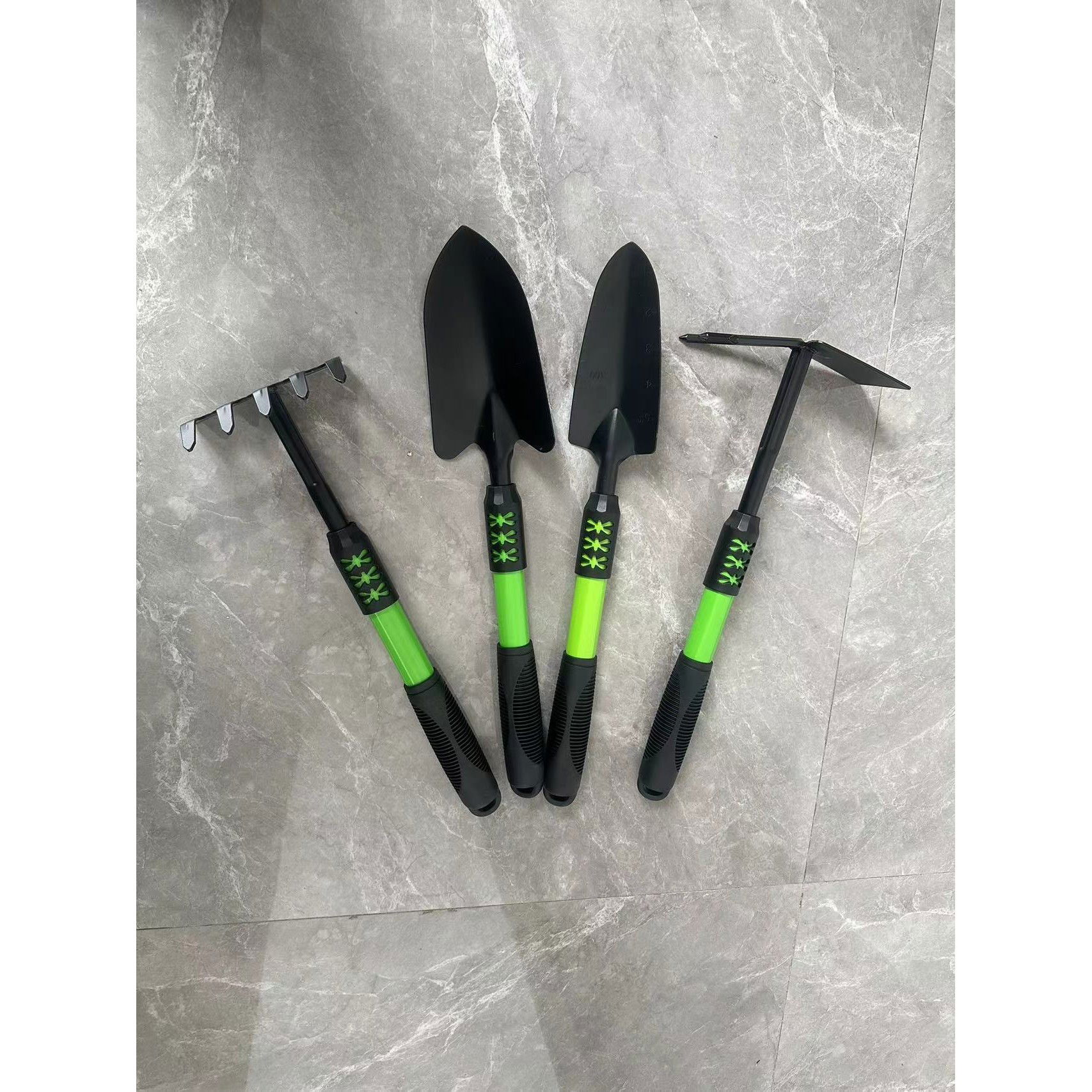 50 - 100 LEI - Set 4 Unelte de Gradina Flippy, pentru Plantare, Prelucrare Sol si Ingrijire Plante, Material PVC Carbon, Grebla, Sapaliga cu Cap Dublu, Lopata Mica, Lopata Lata, 43 x 11 cm, Negru/Verde