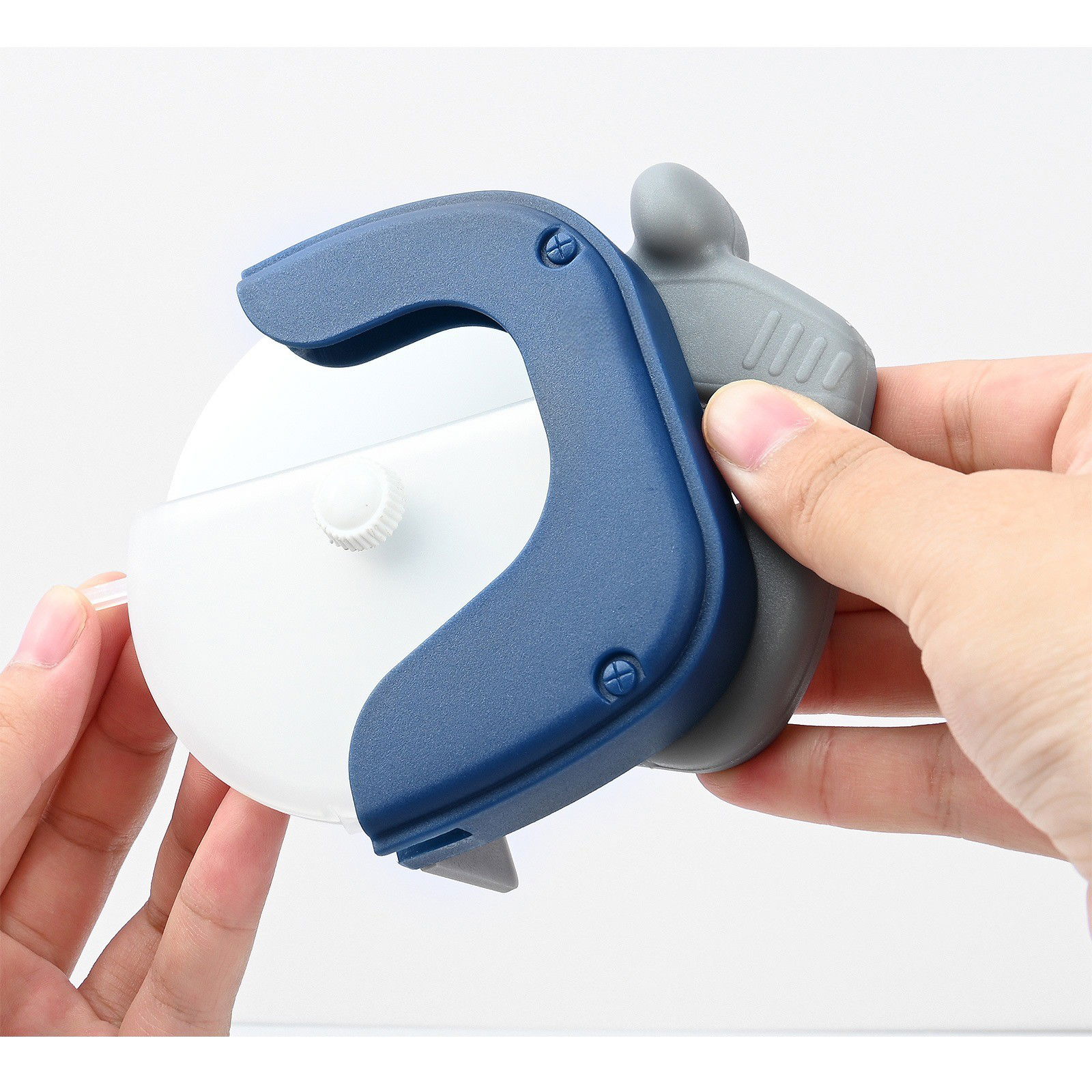 Ustensile pentru Bucătărie - Cutit circular pentru pizza Flippy, 11.5 x 12.5 cm, otel inoxidabil si plastic, capc protectie lama, albastru