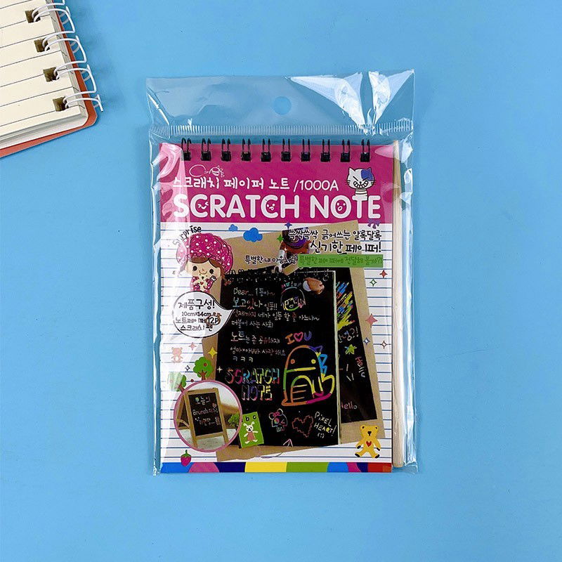 10 - 25 LEI - Caiet cu fise razuibile Flippy, DIY Magic Scratch, 12 File, Curcubeu, Creion din Lemn, Cartonase negre, 14.5 x 10 cm, roz