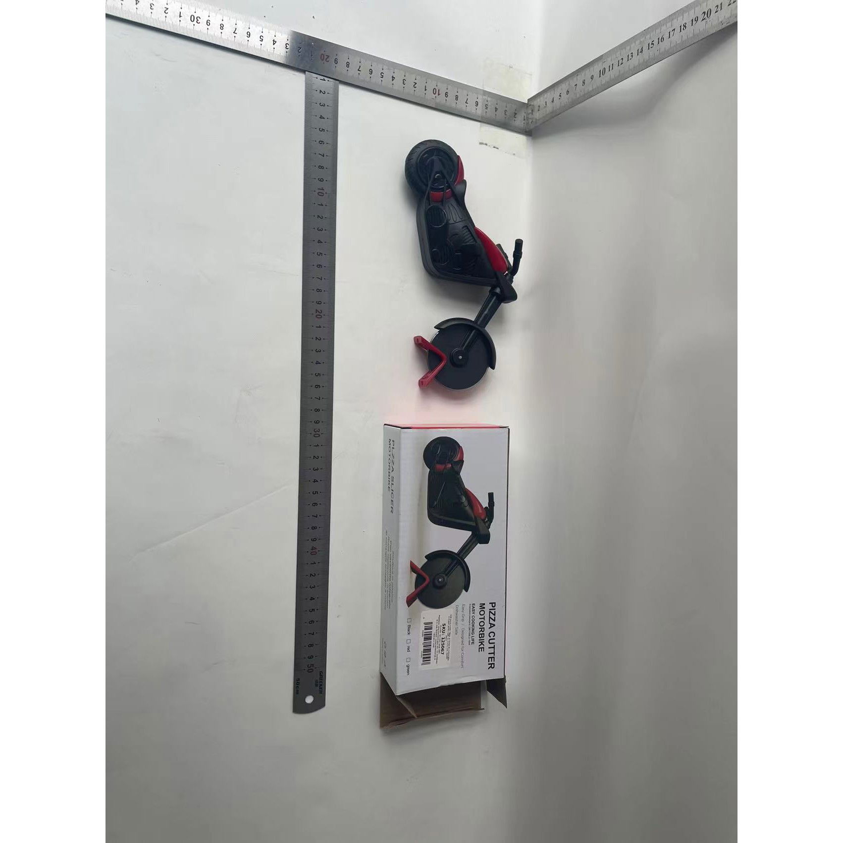 Cutit pizza creativ Flippy, in forma de motocicleta, cu suport pentru cutit, 21.5 x 9.5 cm, otel/PP, negru [7]