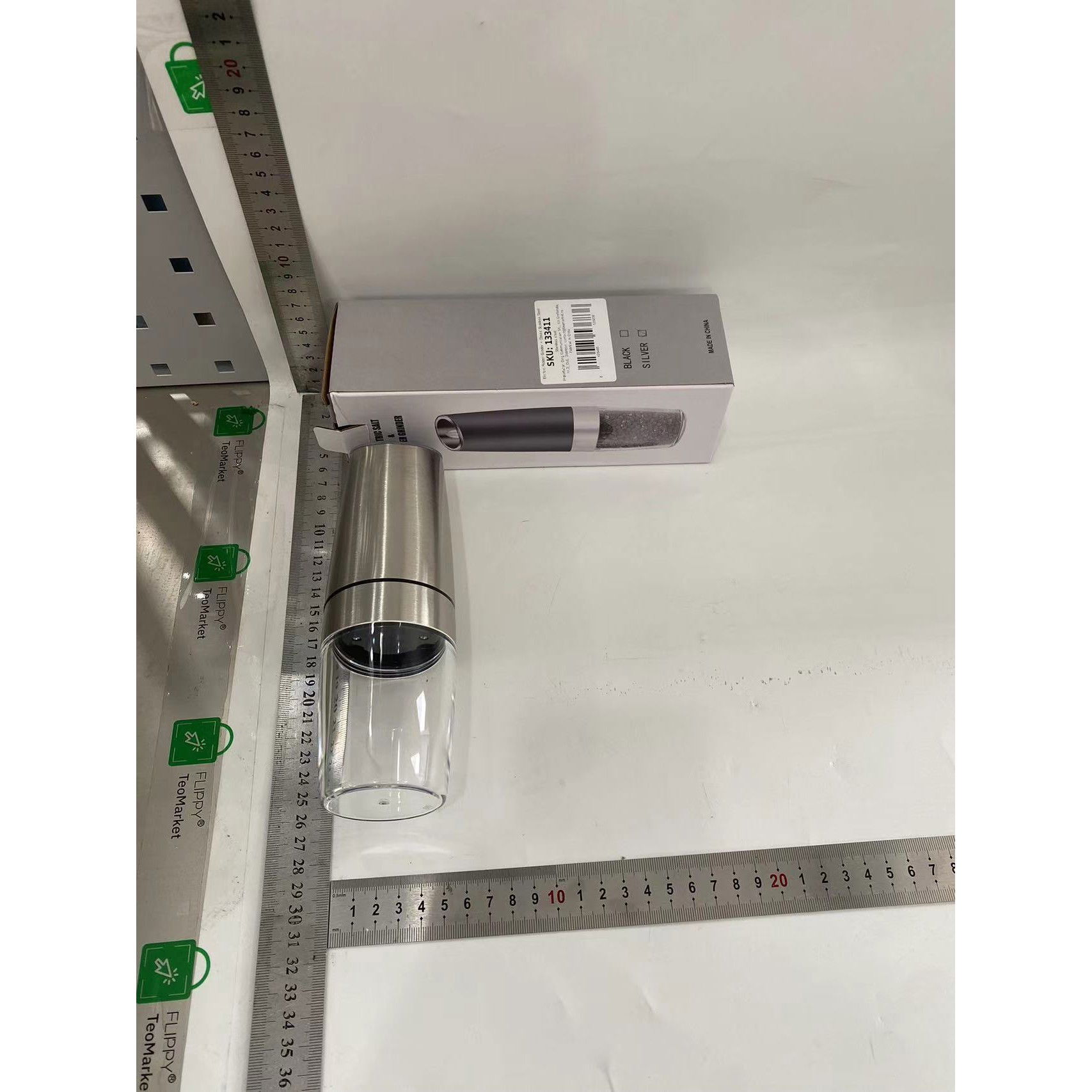 50 - 100 LEI - Rasnita Electrica Sare si Piper, Flippy, cu Camera Depozitare Transparenta, Macinare, Functionare pe Baterii, cu Lumina, ABS, 20x6.5 cm, Argintiu/Transparent