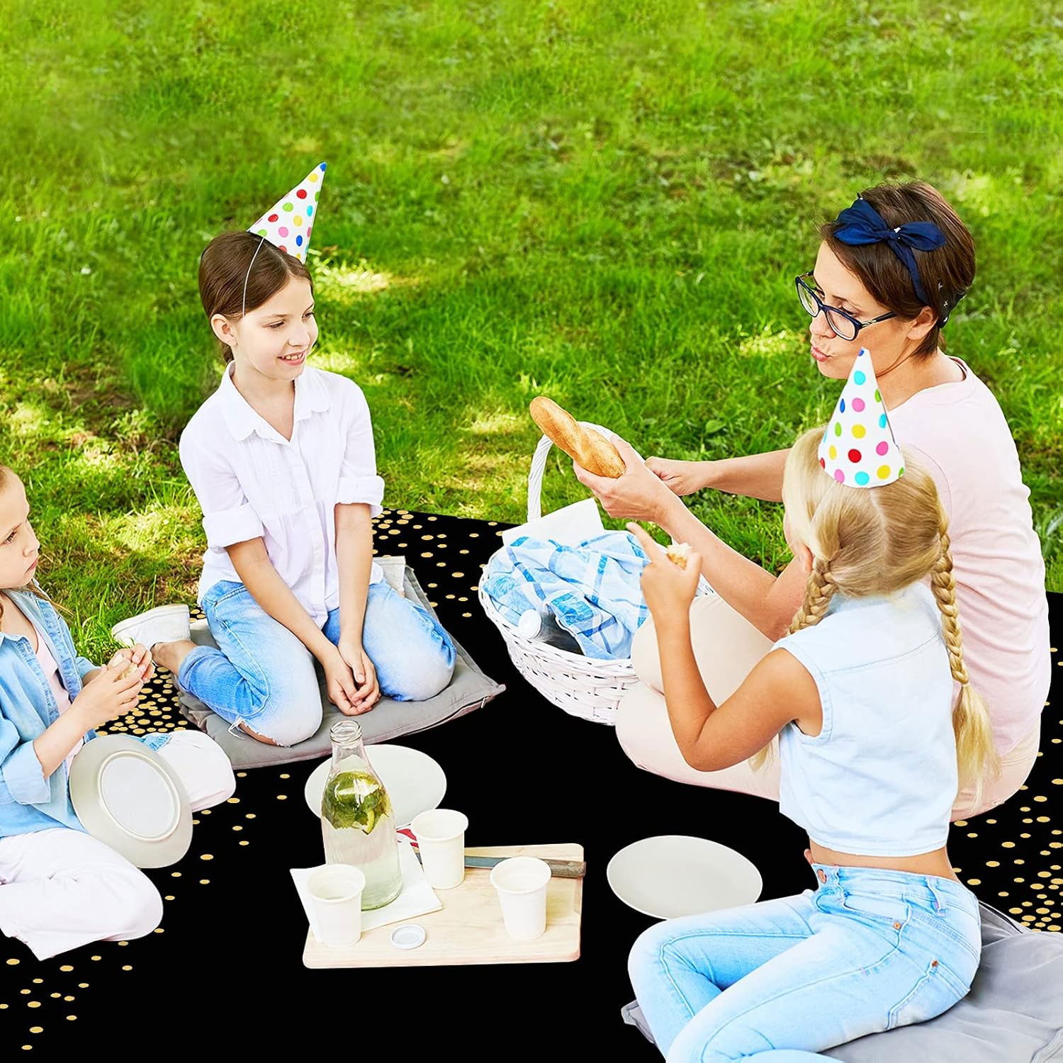 Fata de Masa, Flippy, din PEVA, Imprimeu Buline Aurii, 137 x 274 cm, Impermeabila, Fara Pete, Curatare Rapida, Negru [4]