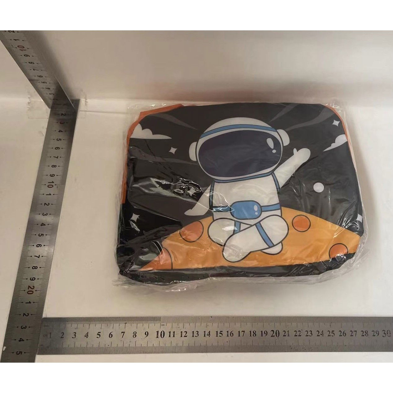 Geanta Termoizolanta pentru Copii, Flippy, 23x13x19 cm, Model Imprimeu Astronaut, din Folie de Aluminiu si Panza Oxford, Negru/Portocaliu [2]