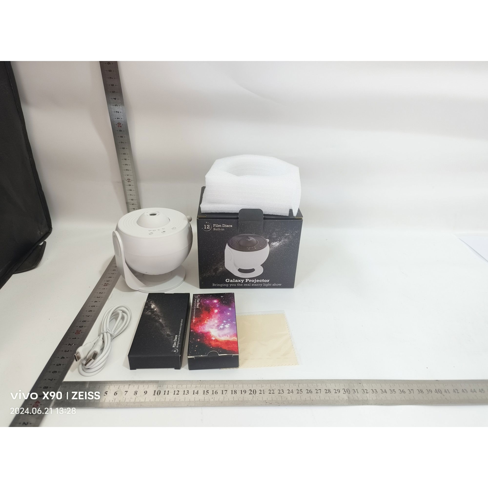 Pentru casa - Lampa Tip Proiector Galaxie, Flippy, pentru Dormitor, Tematica Cer Instelat, Model Glob, HD, Rotire 360 de Grade, 20 de Imagini, Incarcare USB, 10 W, 15x15 cm, Alb