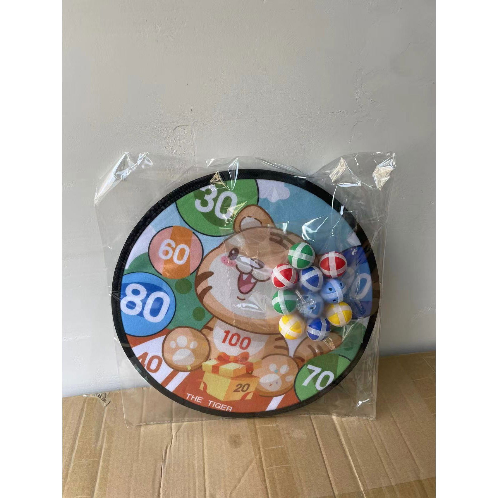 Joc Darts Flippy pentru Copii, Placa Pliabila 36.5 cm, 8 Mingii Velcro/Scai Simple, 2 Mingii Luminoase, Model Tigru, Portocaliu [6]