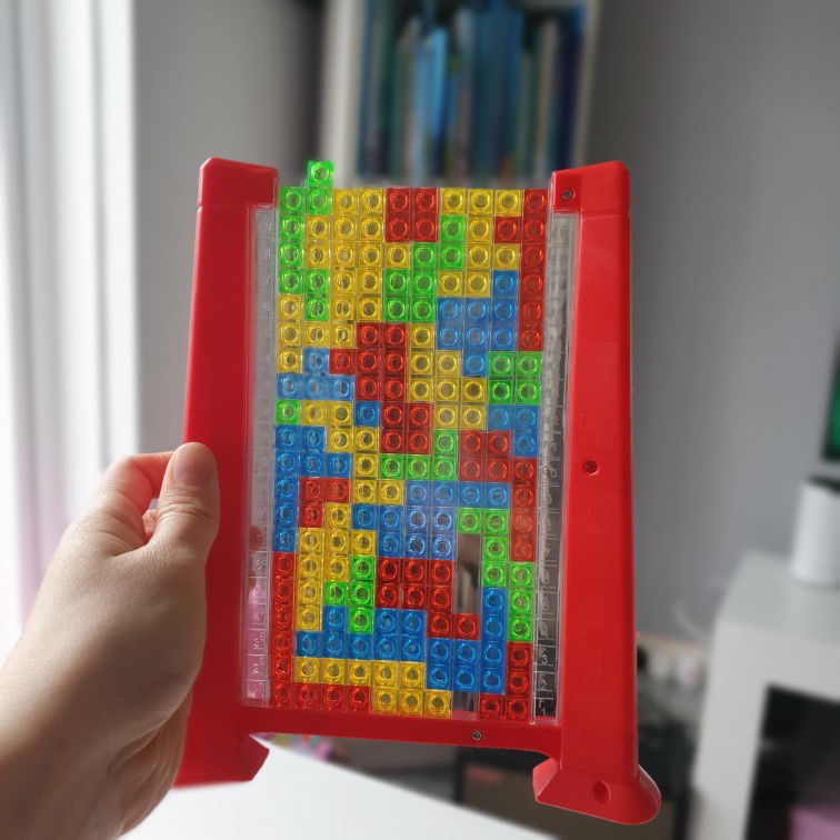 Joc de inteligenta Tetris puzzle tangram Flippy, 70 de piese multicolore, 3D, montessori, interactiv, din plastic, zar inclus, sac depozitare piese, varsta peste 6 ani, 23 x 19.8 x 5 cm, cadru rosu [9]