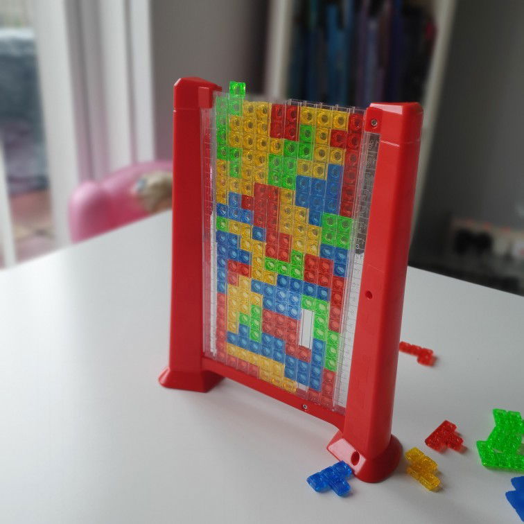 Joc de inteligenta Tetris puzzle tangram Flippy, 70 de piese multicolore, 3D, montessori, interactiv, din plastic, zar inclus, sac depozitare piese, varsta peste 6 ani, 23 x 19.8 x 5 cm, cadru rosu [8]