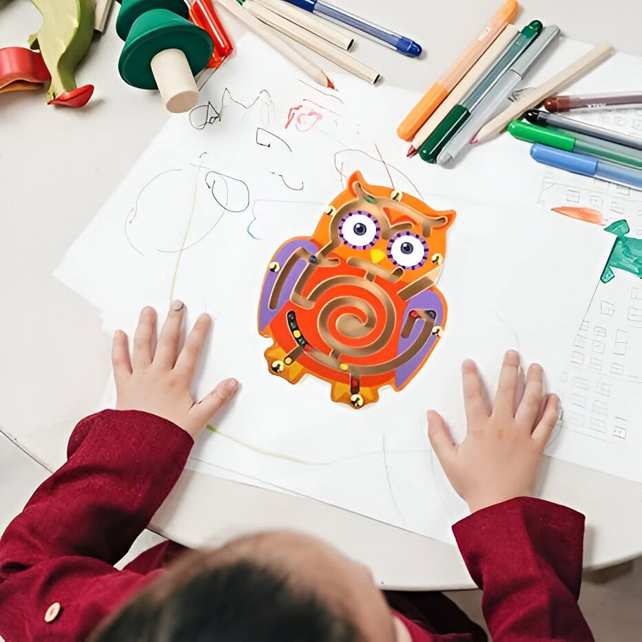 Jucarii din lemn - Joc Montessori cu Bile, Flippy, Creion Magnetic, Tip Labirint, din Lemn, Model Bufnita, 18.5x17.5 cm, Portocaliu-Mov