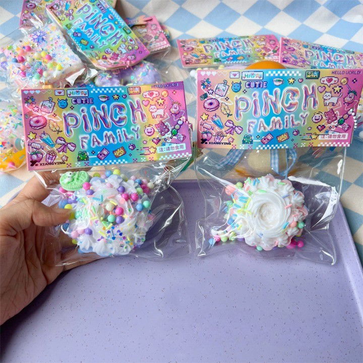 Jucarii Squishy si Gonggi - Jucarie Antistres Squishy, Flippy, cu Revenire Lenta, Squeeze Pinch Family, Model Prajitura, 8x8 cm, 90g, Ambalaj Transparent, Multicolor