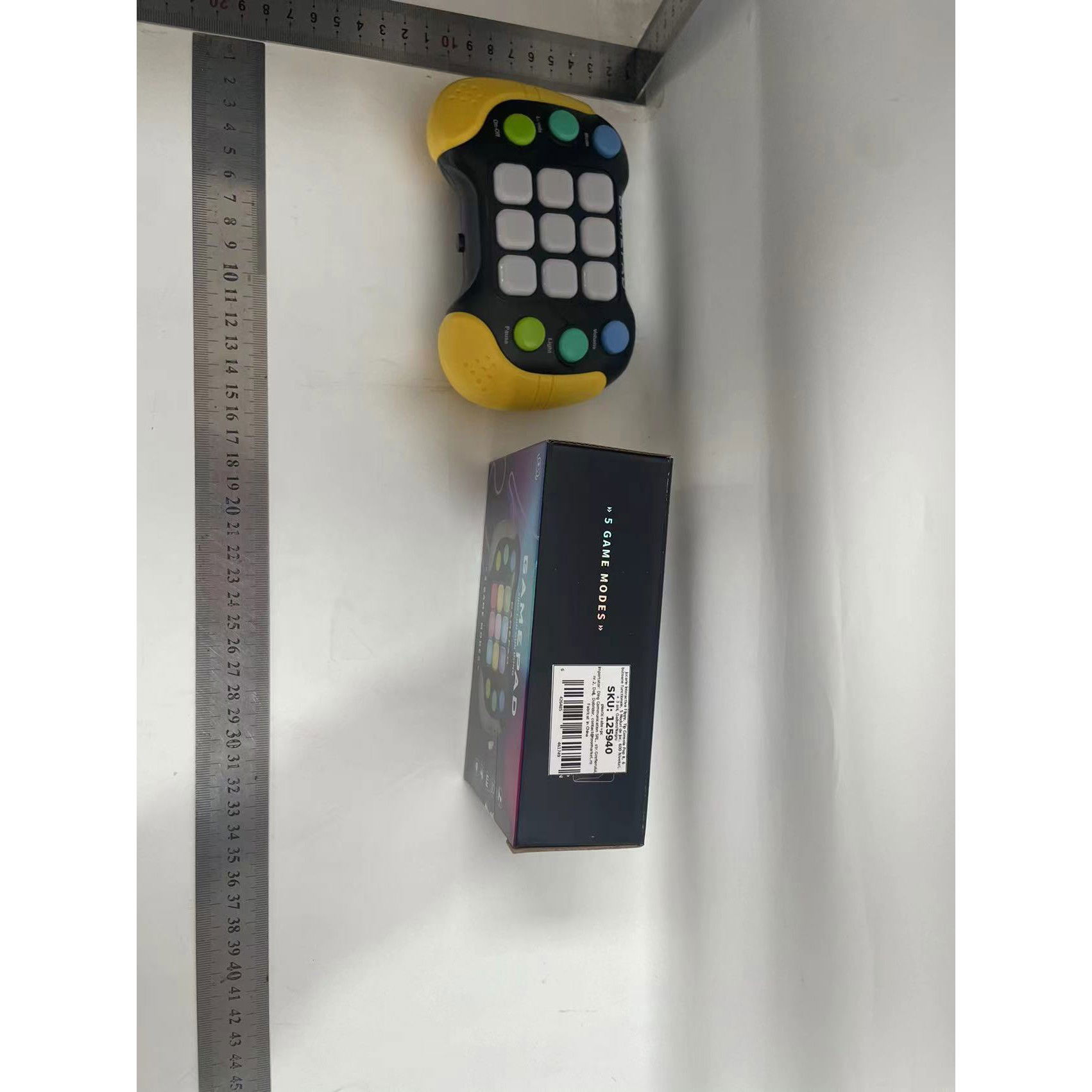 Jucarie Interactiva Flippy, Tip Consola Pop It, 6 butoane functionale, 5 Moduri de Joc, 600 Niveluri, + 3 ani, Galben/Negru [13]