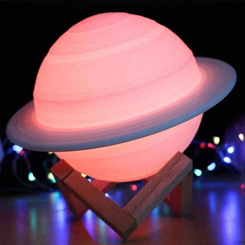 Lampa de veghe cu telecomanda in forma de Saturn 3D Saturn Light 16 culori, alimentare baterii, stand lemn inclus, 15 cm, Flippy [6]