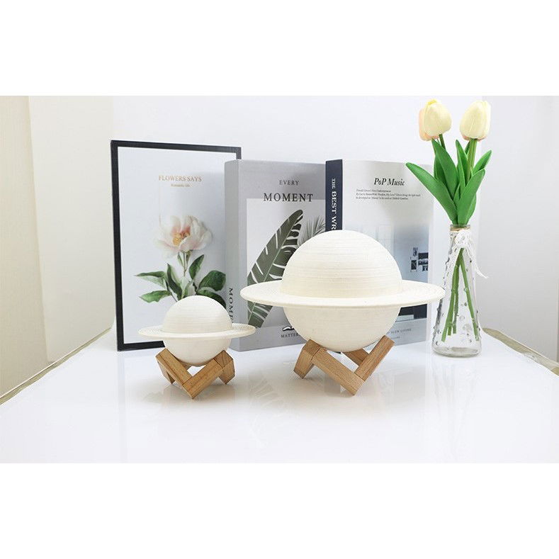 Lampa de veghe cu telecomanda in forma de Saturn 3D Saturn Light 16 culori, alimentare baterii, stand lemn inclus, 15 cm, Flippy [8]