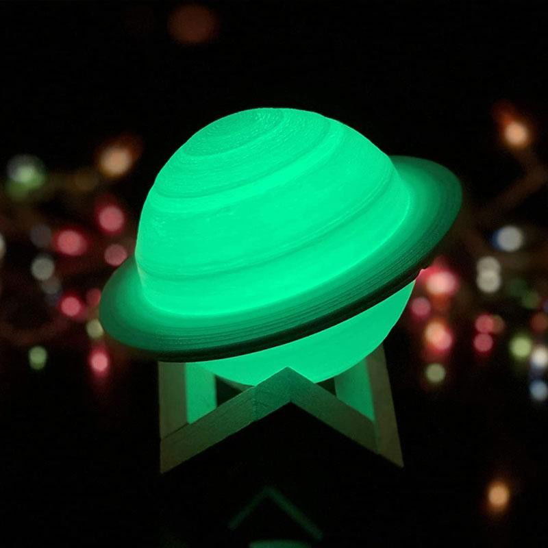 Lampa de veghe cu telecomanda in forma de Saturn 3D Saturn Light 16 culori, alimentare baterii, stand lemn inclus, 15 cm, Flippy [7]