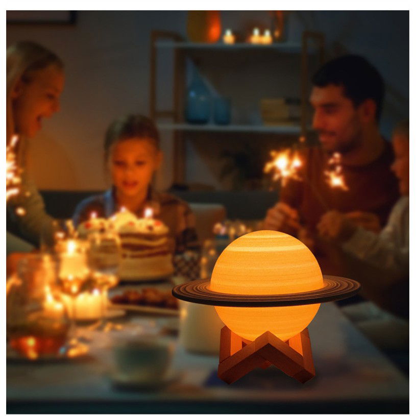 Lampa de veghe cu telecomanda in forma de Saturn 3D Saturn Light 16 culori, alimentare baterii, stand lemn inclus, 15 cm, Flippy [4]