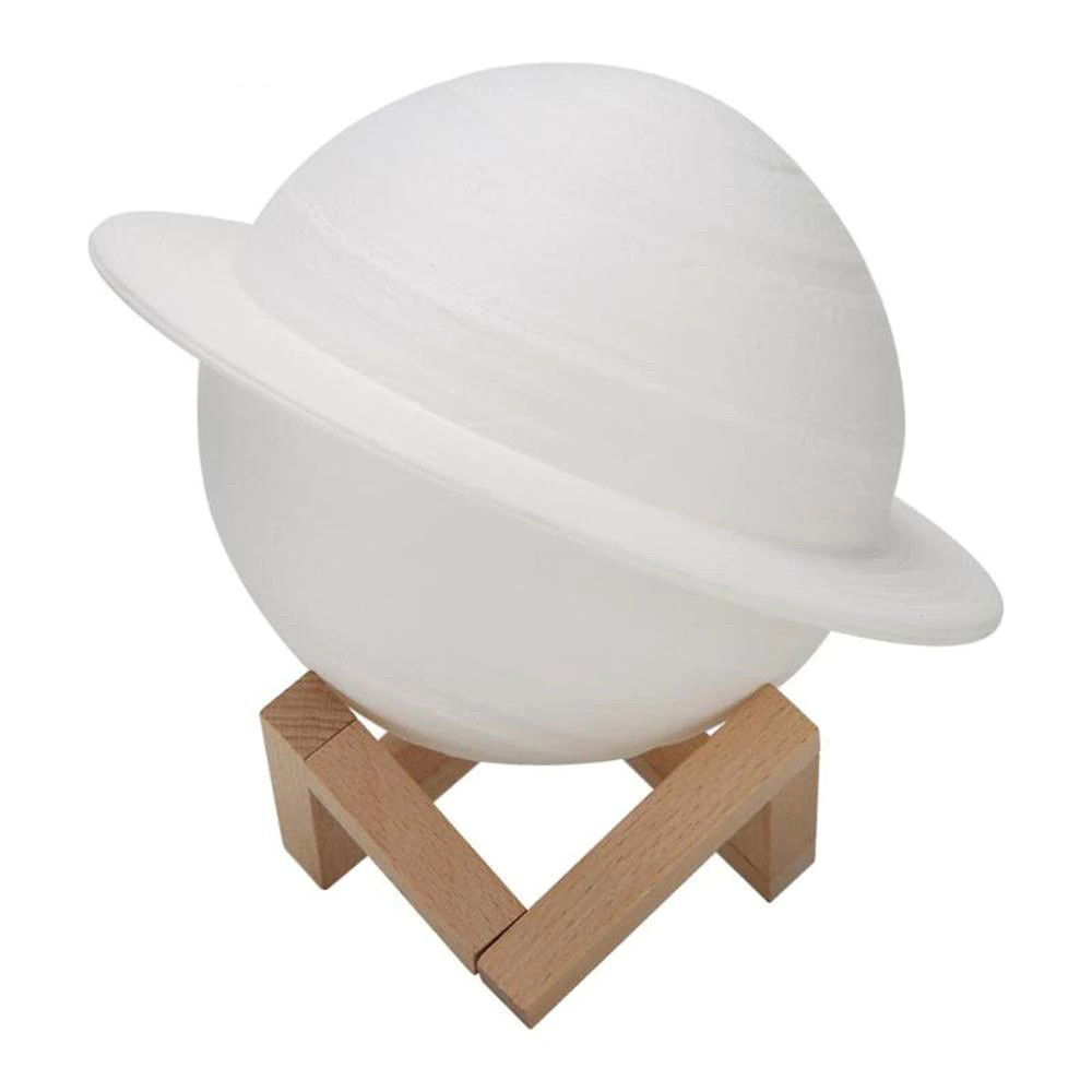 50 - 100 LEI - Lampa de veghe cu telecomanda in forma de Saturn 3D Saturn Light 16 culori, alimentare baterii, stand lemn inclus, 15 cm, Flippy