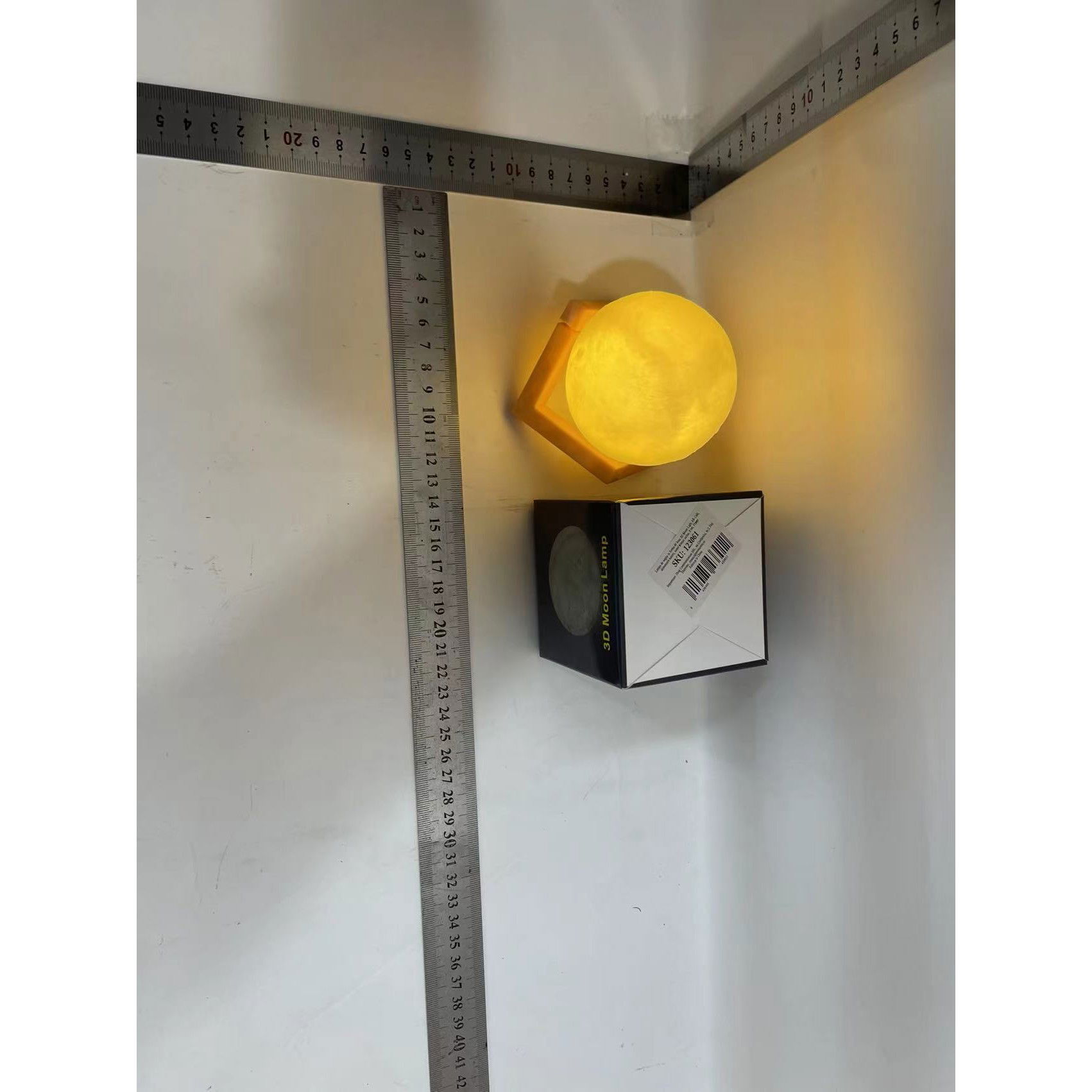 Lampa de veghe in forma de luna 3D Moon Light Alb Cald, alimentare baterii, stand plastic inclus, 8 cm, Flippy [4]