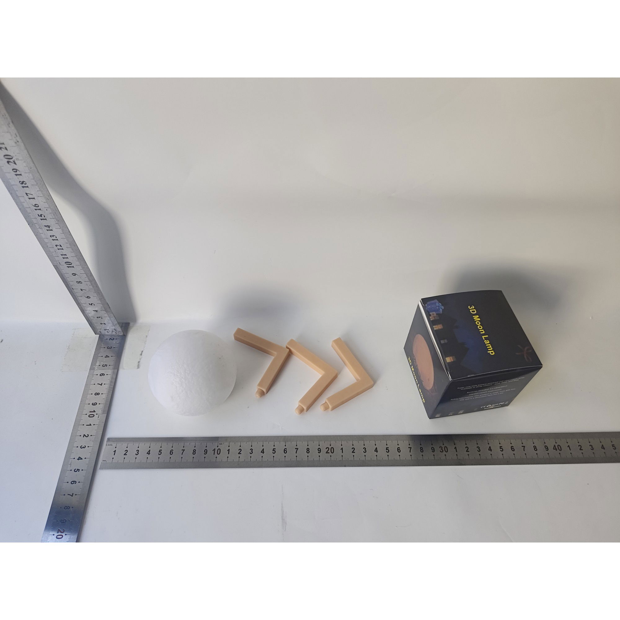 Lampa de veghe in forma de luna 3D Moon Light Alb Rece, alimentare baterii, stand plastic inclus, 8 cm, Flippy [7]