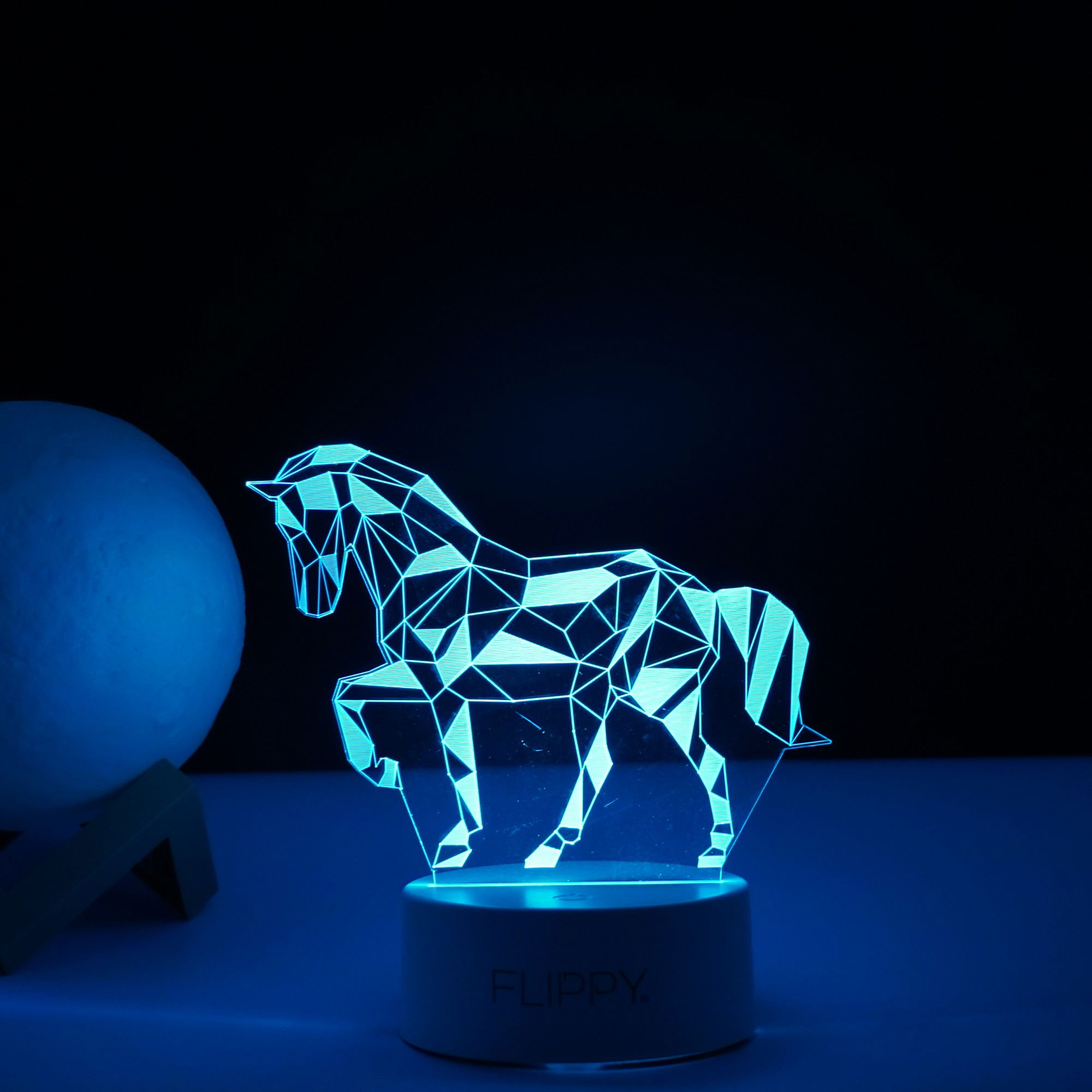 Lampa LED decorativa, Flippy, 3D, Cal, cu telecomanda, doua moduri de alimentare USB si baterii, 20 cm inaltime, din material acril si lumina multicolora, alb [4]