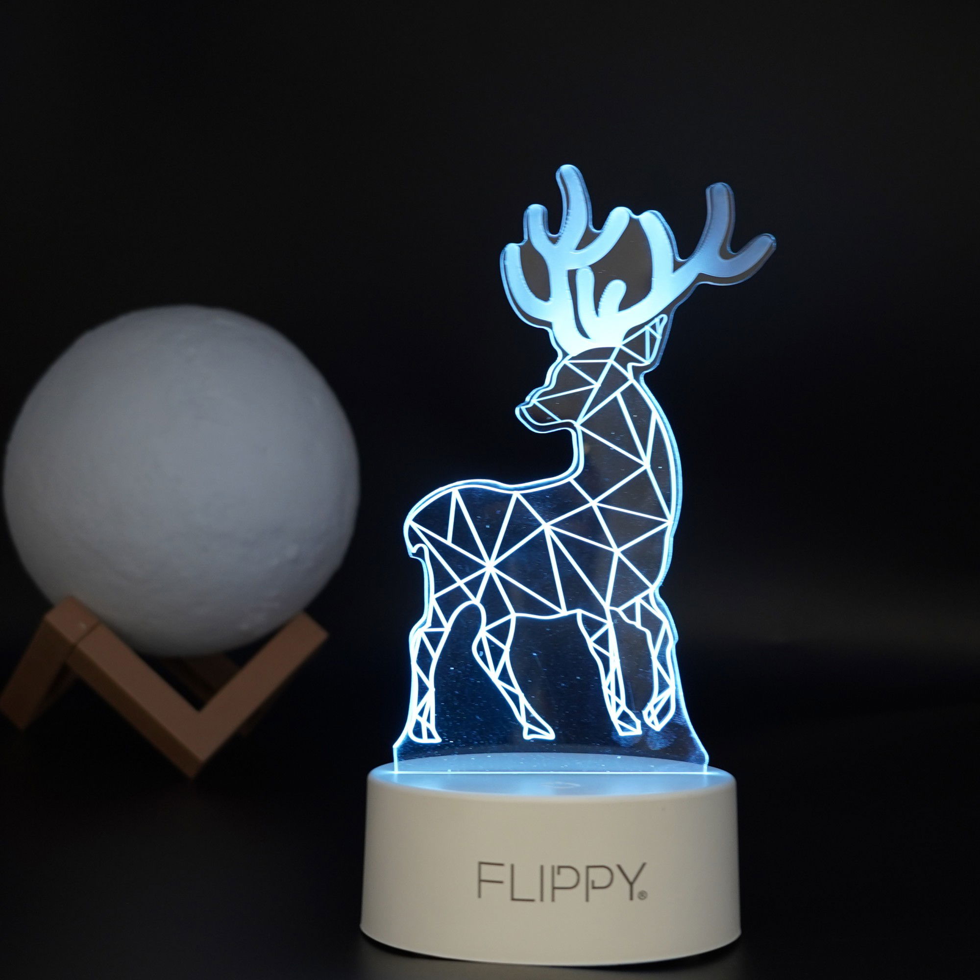 Lampa LED decorativa, Flippy, 3D, Cerb, cu telecomanda, doua moduri de alimentare USB si baterii, 20 cm inaltime, din material acril si lumina multicolora, alb [5]