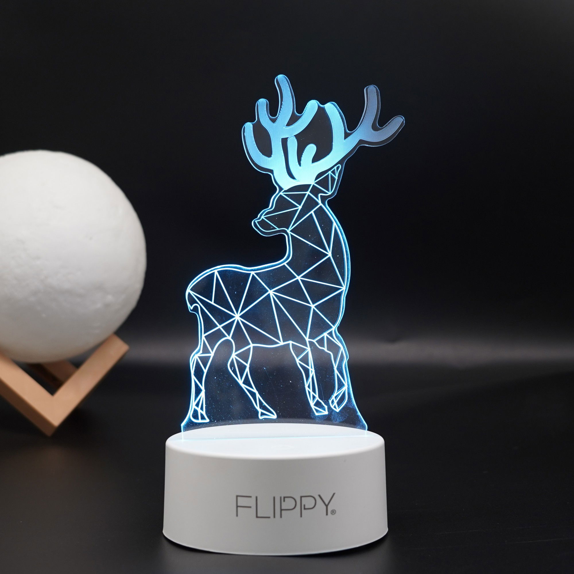 Lampa LED decorativa, Flippy, 3D, Cerb, cu telecomanda, doua moduri de alimentare USB si baterii, 20 cm inaltime, din material acril si lumina multicolora, alb [4]