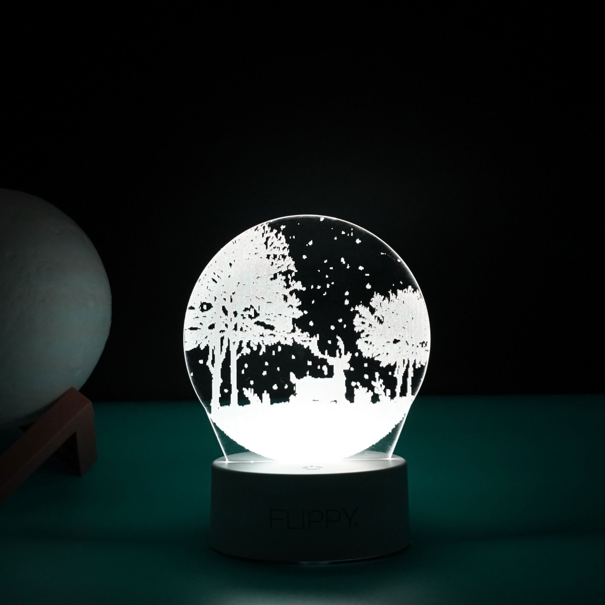 Lampa LED decorativa, Flippy, 3D, Peisaj de iarna, cu telecomanda, doua moduri de alimentare USB si baterii, 20 cm inaltime, din material acril si lumina multicolora, alb [5]