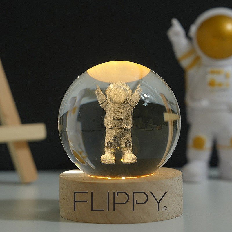 Lampi de veghe - Lampa LED Decorativa, Flippy, cu Bila de Cristal cu Diametru 6cm, Model Astronaut 3D, Alimentare USB, Suport din Lemn, Lumina Alb Cald