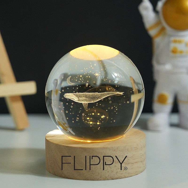 Lampa LED Decorativa, Flippy, cu Bila de Cristal cu Diametru 6cm, Model Balena 3D, Alimentare USB, Suport din Lemn, Lumina Alb Cald [3]