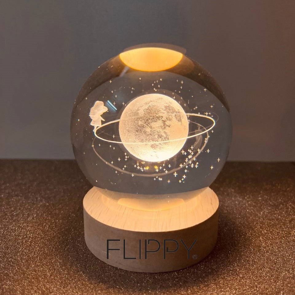 Lampi de veghe - Lampa LED Decorativa, Flippy, cu Bila de Cristal cu Diametru 6cm, Model Cer Instelat 3D, Alimentare USB, Suport din Lemn, Lumina Alb Cald