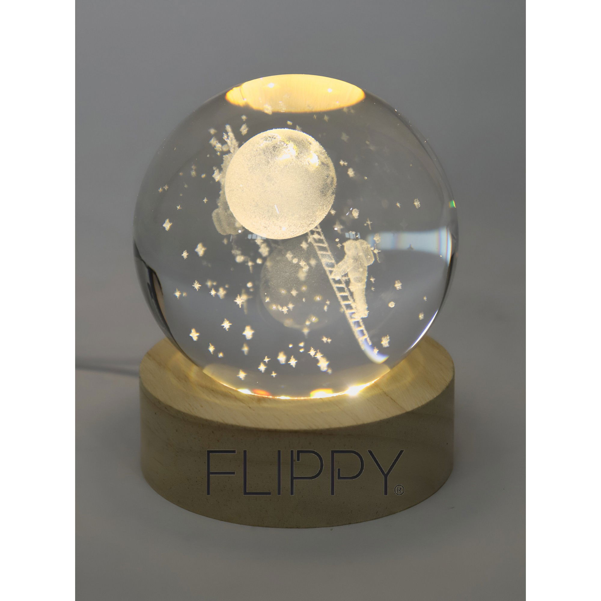 Lampa LED Decorativa, Flippy, cu Bila de Cristal cu Diametru 6cm, Model Astronaut pe Scara catre Luna 3D, Alimentare USB, Suport din Lemn, Lumina Alb Cald [4]