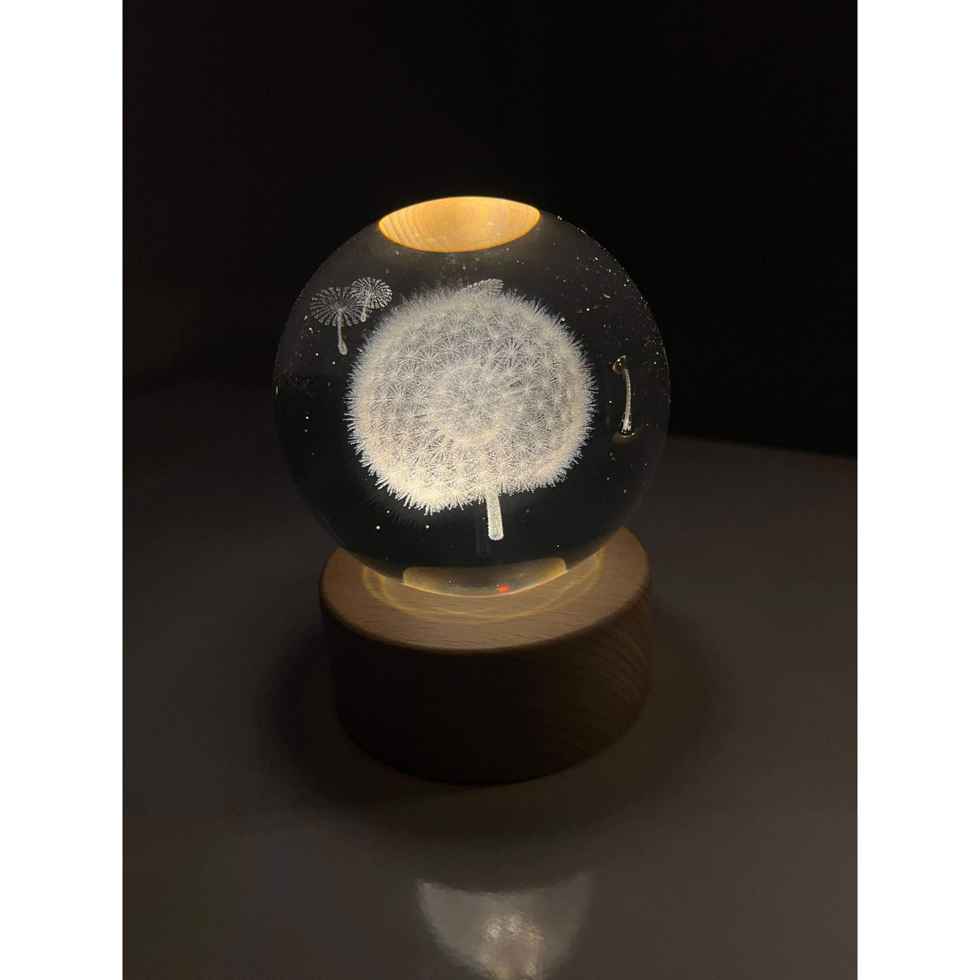 Lampa LED Decorativa, Flippy, cu Bila de Cristal cu Diametru 6cm, Model Papadie 3D, Alimentare USB, Suport din Lemn, Lumina Alb Cald [9]