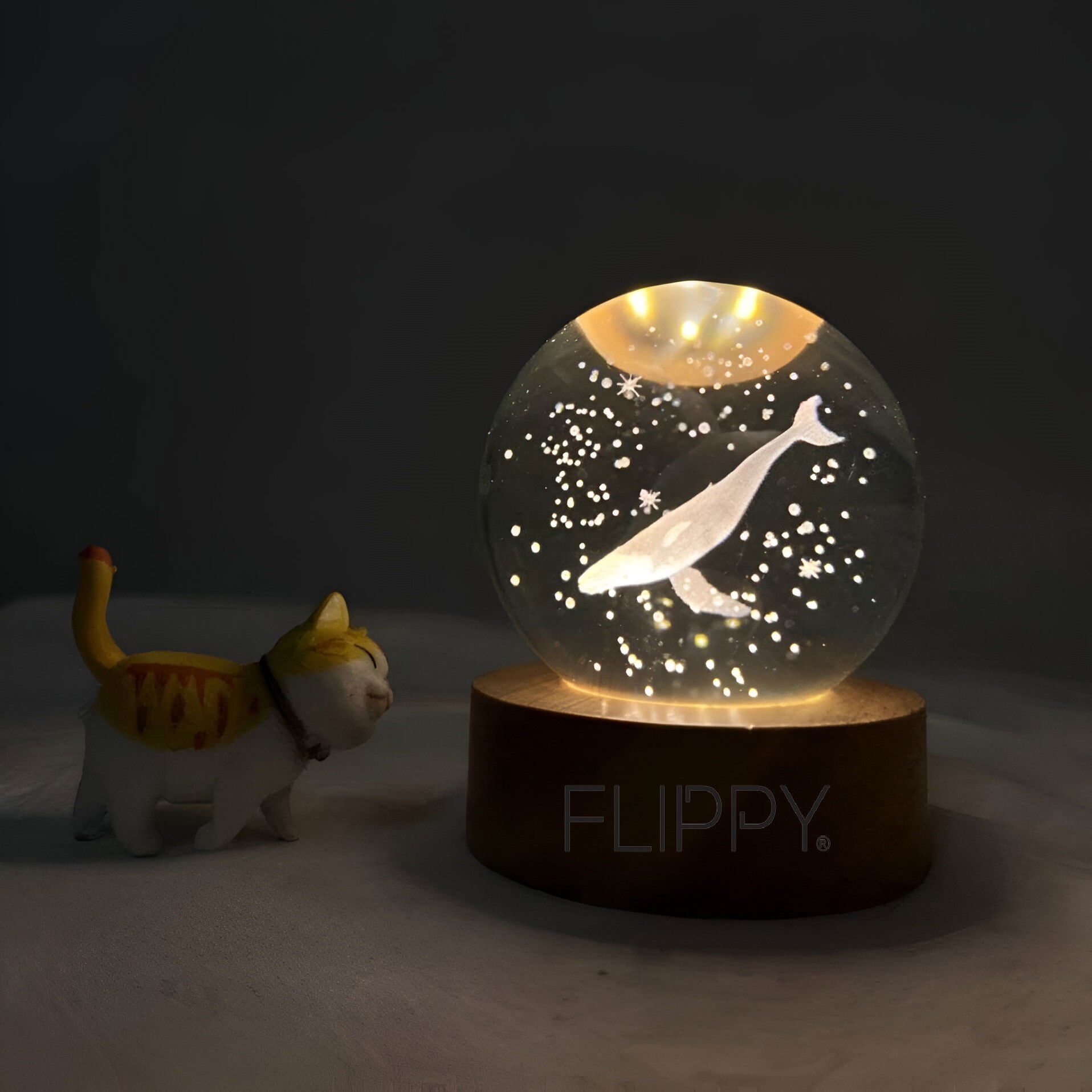 Lampi de veghe - Lampa LED Decorativa, Flippy, cu Bila de Cristal cu Diametru 6cm, Model Balena 3D, Alimentare USB, Suport din Lemn, Lumina Alb Cald