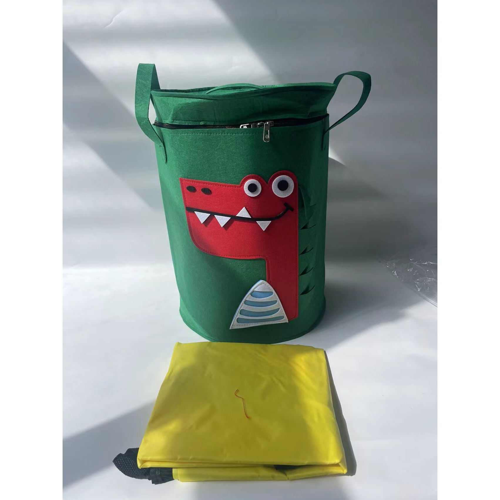 50 - 100 LEI - Cutie de Depozitare 2In1, Flippy, Impermeabila, Covor pentru Jucarii si Lego 150cm, Capacitate Mare, cu Manere, cu Sfori, Inaltime 40cm, Model Crocodil, Verde