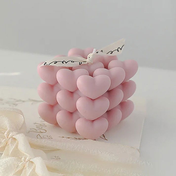 Lumanari - Lumanare Parfumata Decorativa, Flippy, Model Abstract Cub din Inimioare, Lumanare pentru Diferite Ocazii, 6 x 5.5 cm, Aroma de Oregano si Narcise, Roz