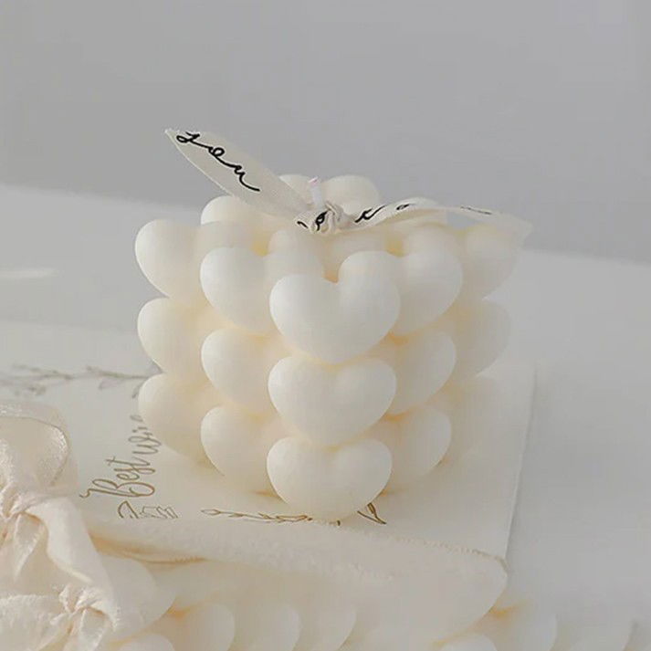 Lumanari - Lumanare Parfumata Decorativa, Flippy, Model Abstract Cub din Inimioare, Lumanare pentru Diferite Ocazii, 6 x 5.5 cm, Aroma de Frezie, Alb