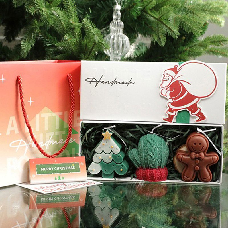 Lumanari - Lumanari Parfumate de Craciun, Flippy, GIFT BOX din 3 Lumanari din Ceara de Soia, Model A Brad, Manusa, Omulet, 22.5 x 9.5 x 5 cm, Multicolor