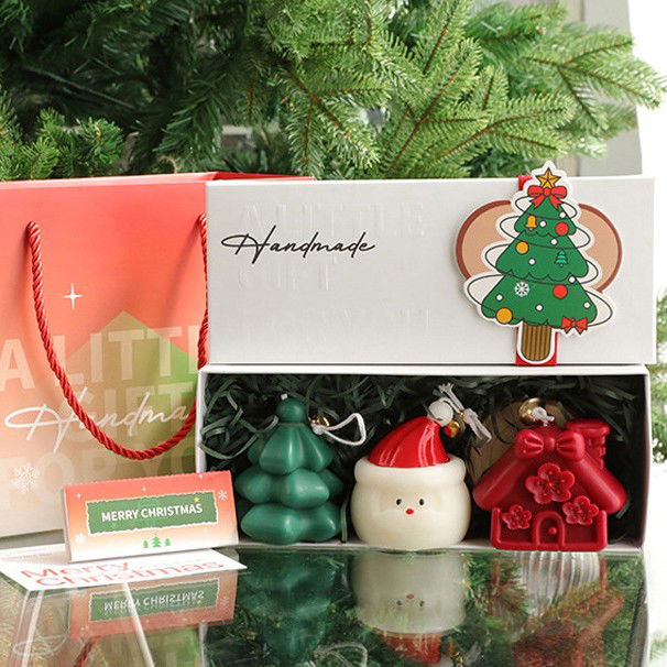 Lumanari - Lumanari Parfumate de Craciun, Flippy, GIFT BOX din 3 Lumanari din Ceara de Soia, Model C Om de Zapada, Brad, Casuta, 22.5 x 9.5 x 9 cm, Multicolor