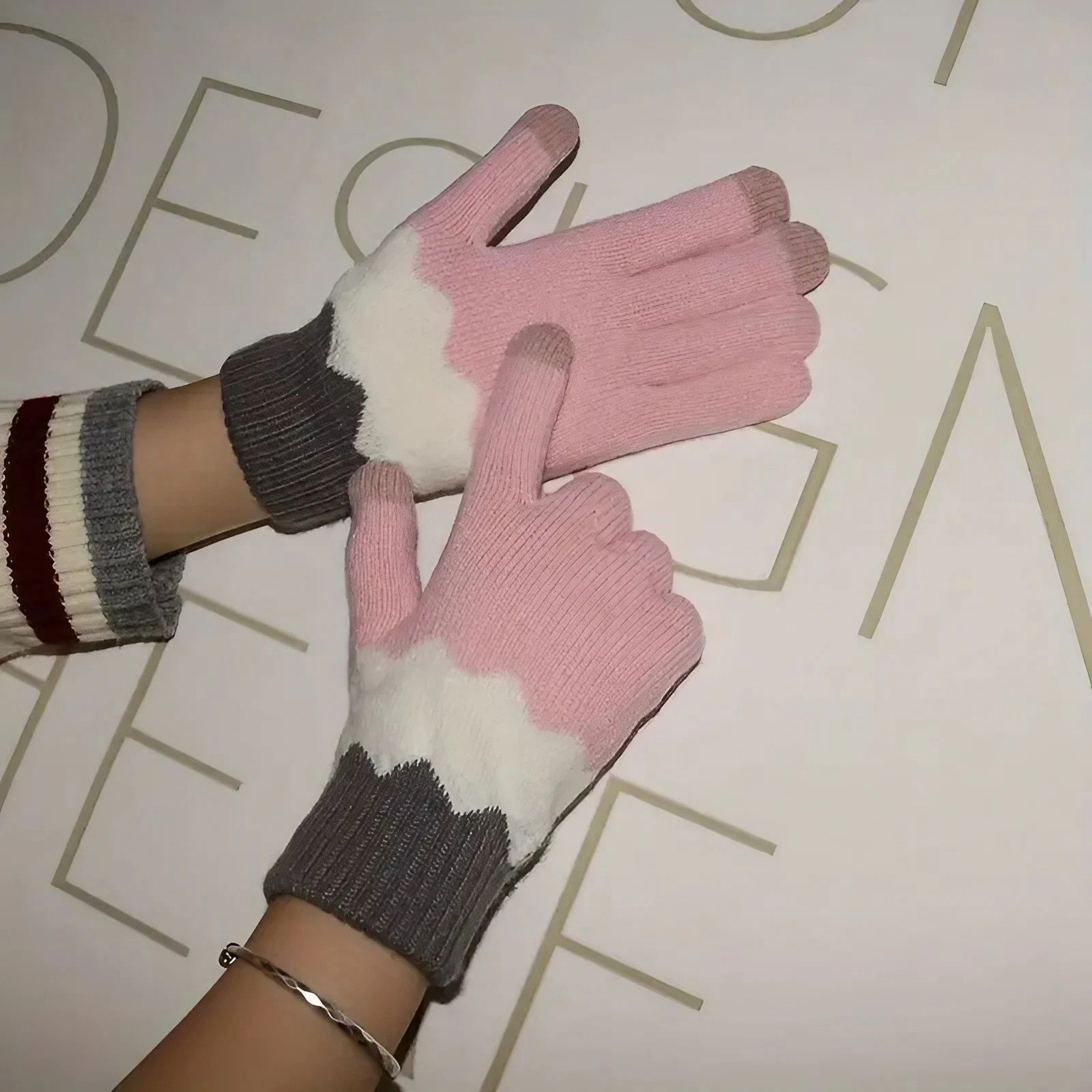 Manusi de Dama, Flippy, Model Ondulat, Functie Touchscreen (ecran tactil), Material Acril Tricotat, Manseta Elastica, Interior Catifelat, Marime Universala, Roz/Gri [6]