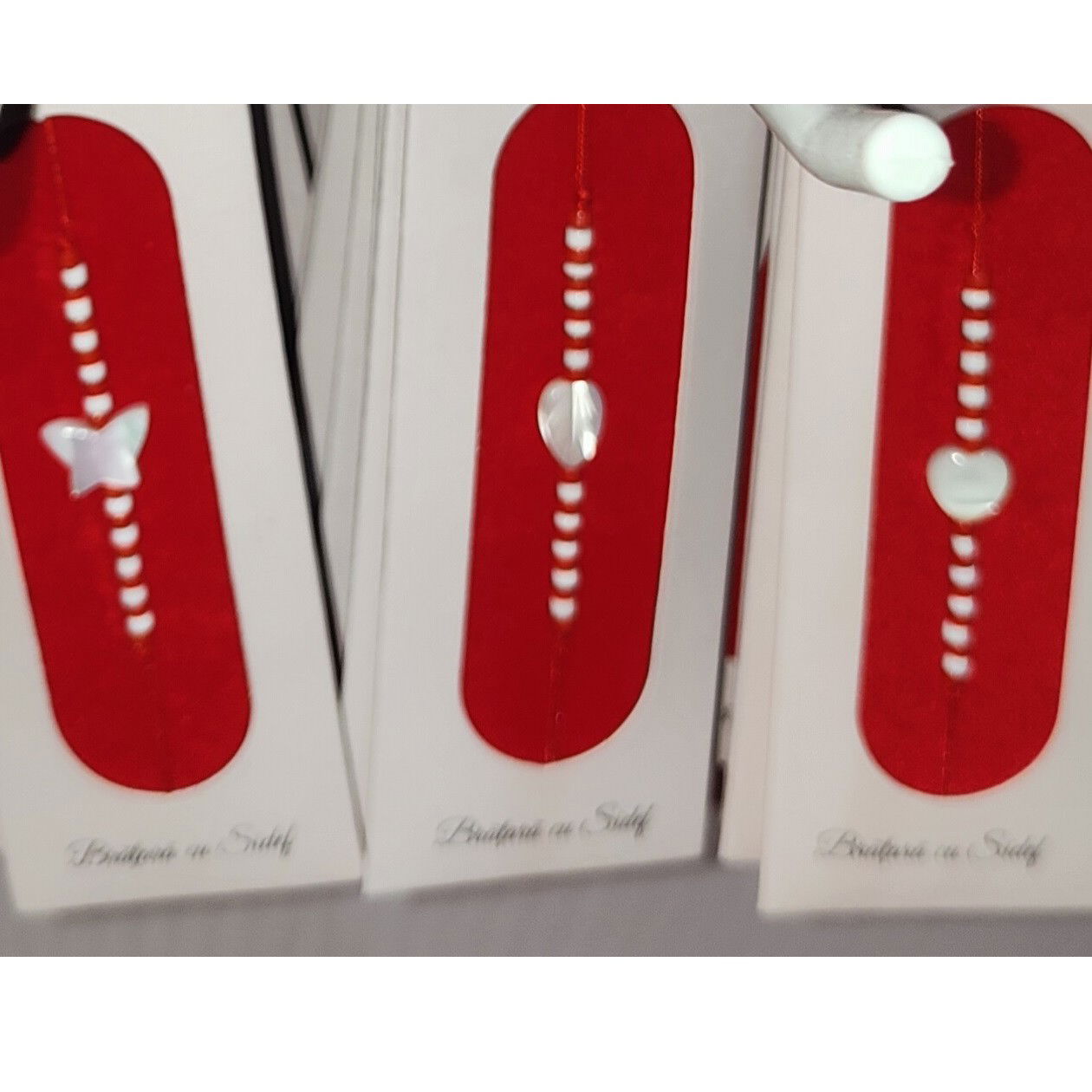 Martisor Bratara cu Sidef, Snur Rosu Reglabil, Margele Albe si Rosii, Pandantiv din Scoica, Modele de Sezon [3]