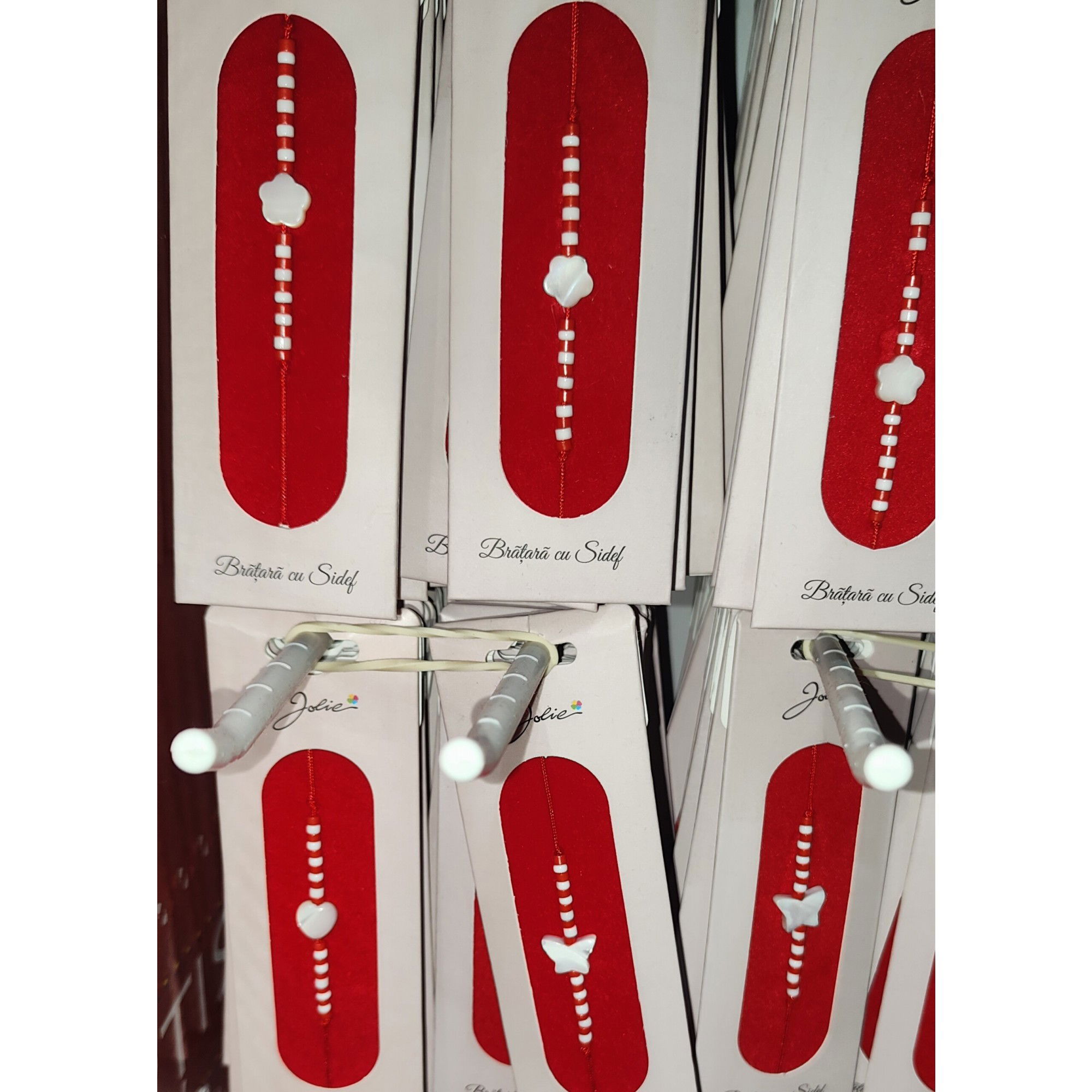 Martisor Bratara cu Sidef, Snur Rosu Reglabil, Margele Albe si Rosii, Pandantiv din Scoica, Modele de Sezon [4]