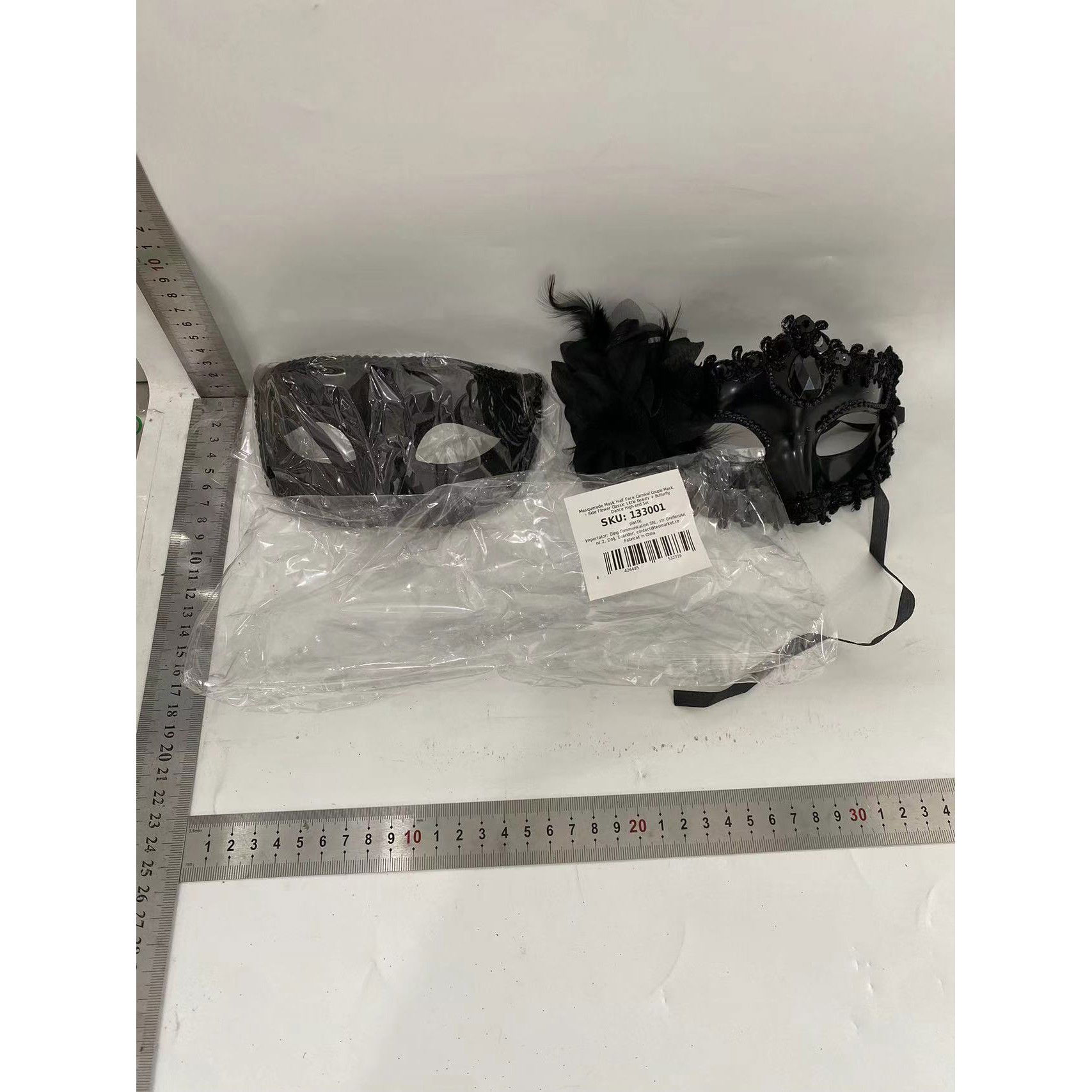 Costume si Deghizare - Set 2 Masti de Cuplu, Flippy, pentru Carnaval, Bal Mascat, Marime Universala, Model Floare Laterala si Margele, Model Clasic, Negru Gri