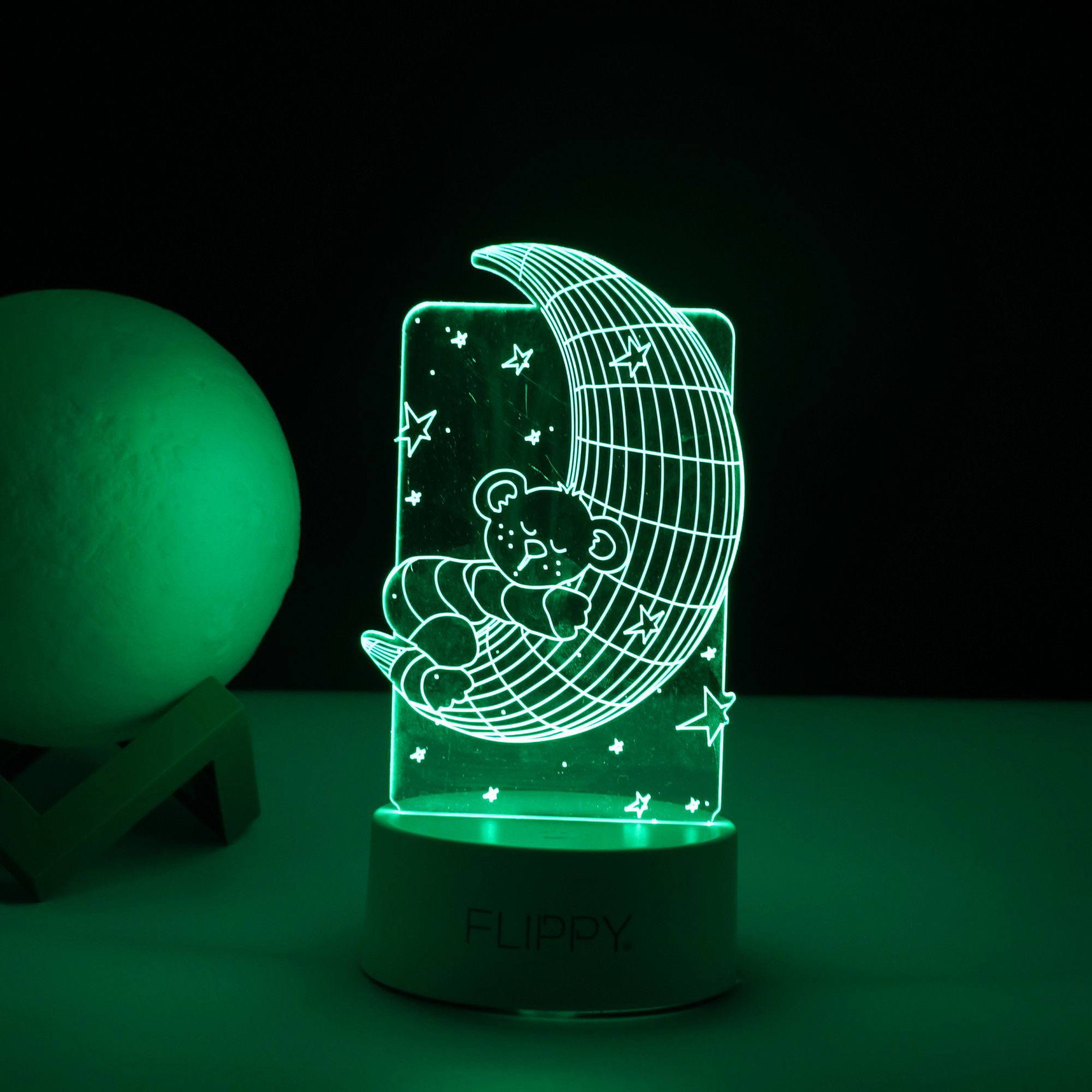 Lampa LED decorativa, Flippy, 3D, Ursulet si Semiluna, cu telecomanda, doua moduri de alimentare USB si baterii, 20 cm inaltime, din material acril si lumina multicolora, alb [3]