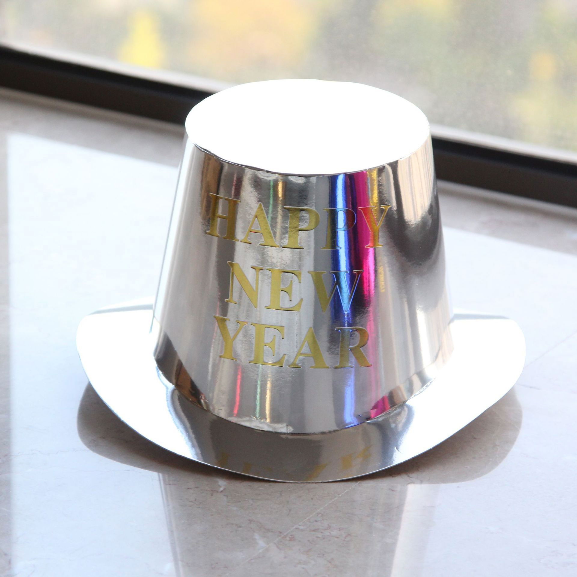 Palarie Happy New Year pentru Revelion, Flippy, Palarie Festiva de Anul Nou, Palarie Magica din Hartie, 29 x 25 x 15.5 cm, Colorata Sclipitor Argintiu [2]