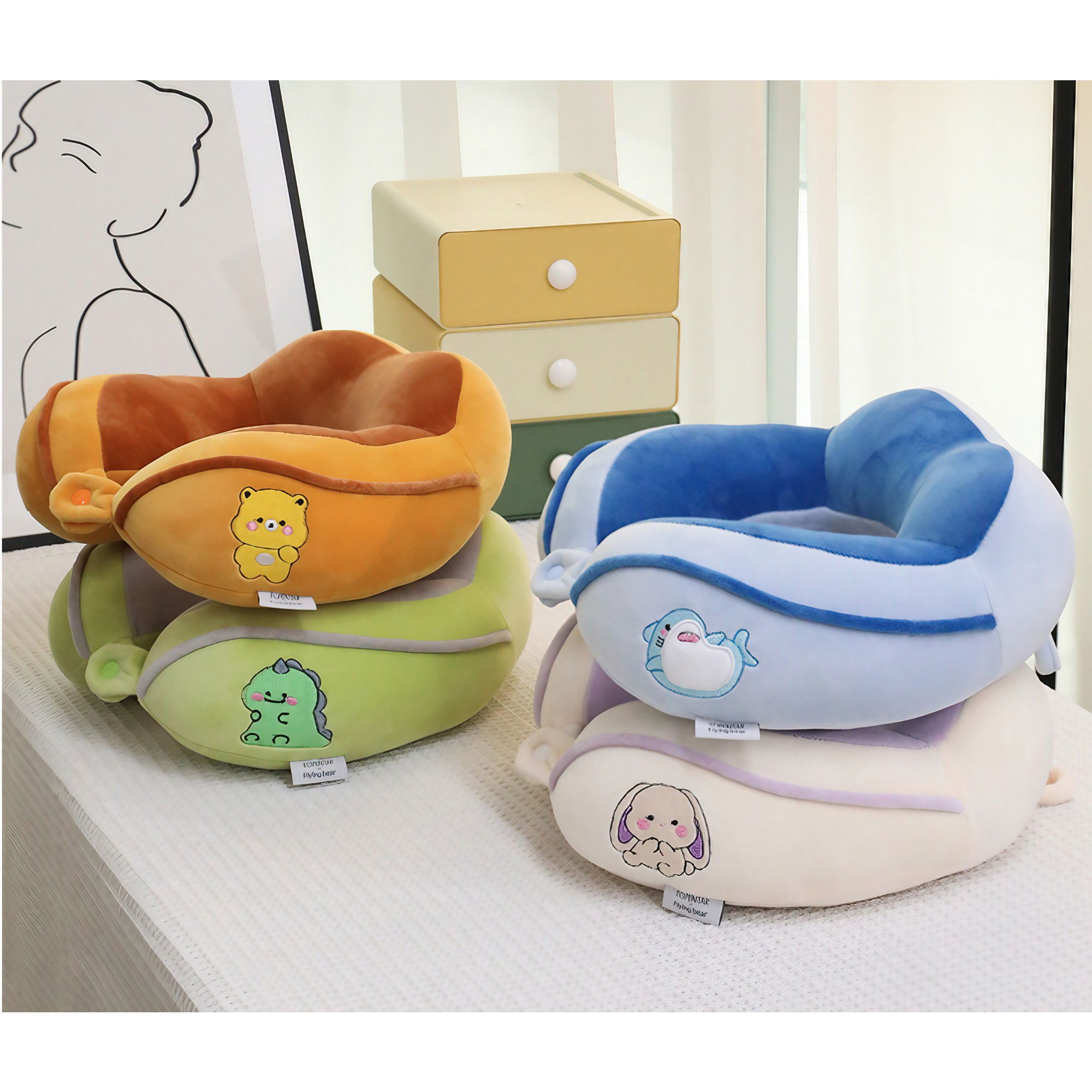 Perne Voiaj, Paturi si Textile - Perna de Calatorie, Flippy, Pentru Gat si Cap, Umplutura din Bumbac, 28x28x10 cm, cu Model Brodat Urs, Portocaliu