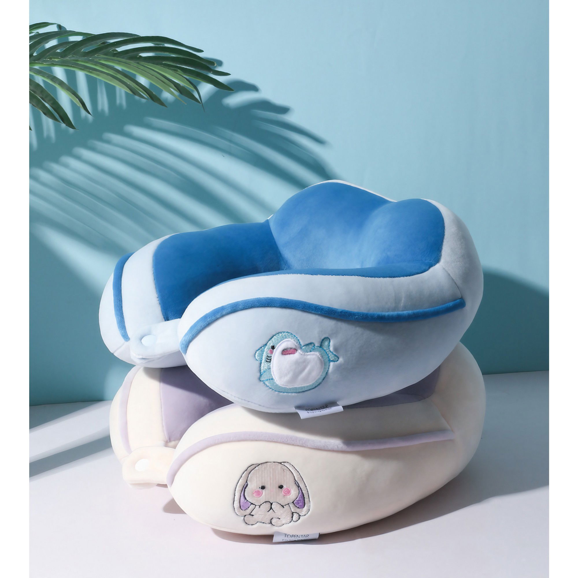 Perne Voiaj, Paturi si Textile - Perna de Calatorie, Flippy, Pentru Gat si Cap, Umplutura din Bumbac, 28x28x10 cm, cu Model Brodat Delfin, Albastru