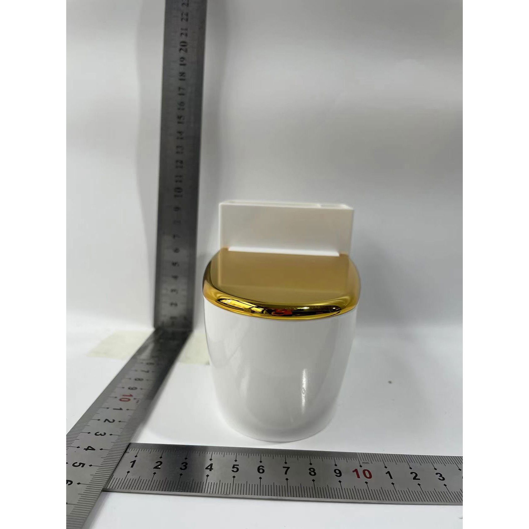 Scrumiera creativa Flippy, Forma de Toaleta, Capac Auriu, Material ABS si Otel Inoxidabil, 12.5 x 9.8 x 8.4 cm, Fixare prin Lipire sau De Sine Statator, pentru Baie, Camera, Bucatarie, Balcon, Auriu [6]