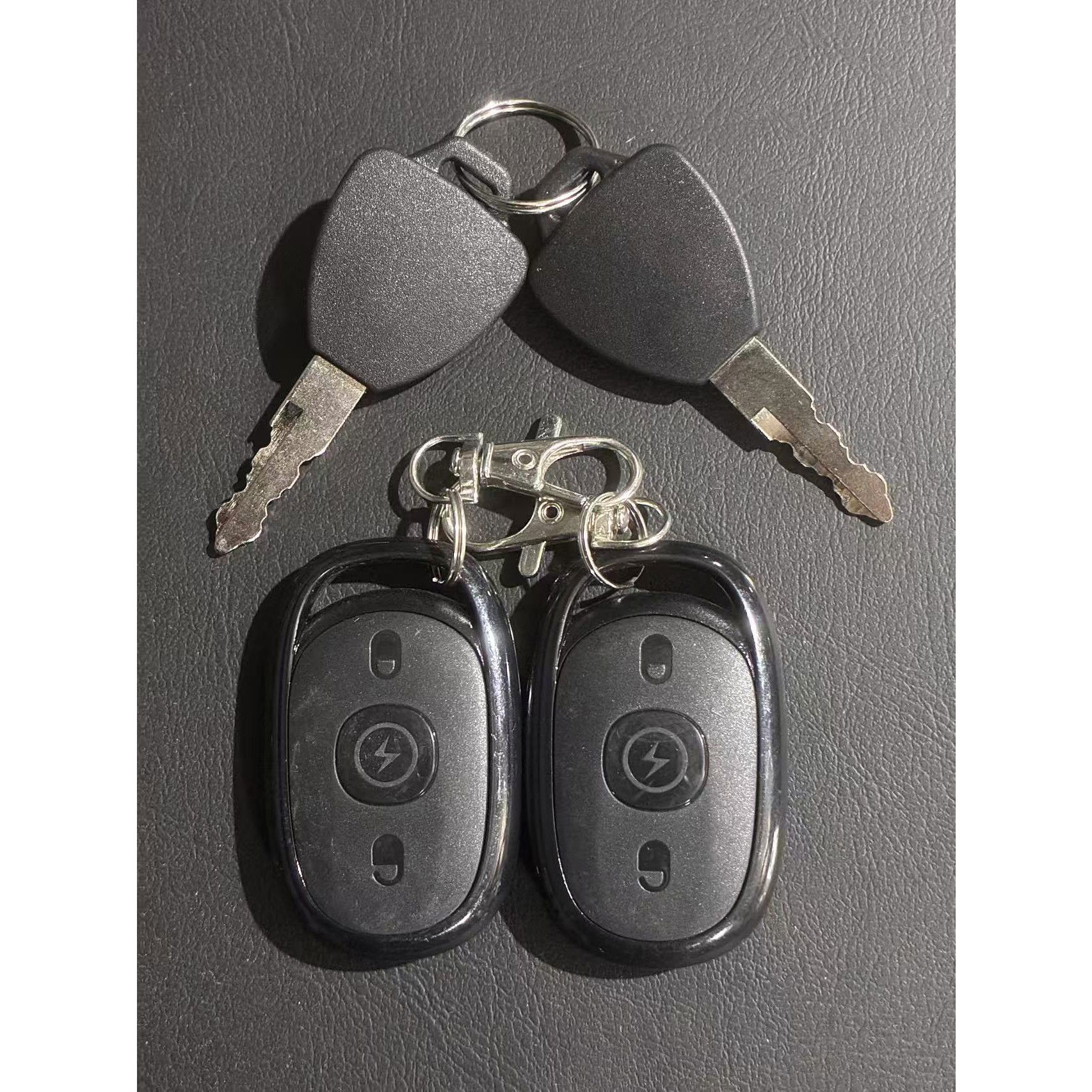 Triciclu Electric V6, Saige, Fara Permis, cu Doua Locuri, Motor 1800W, Baterie 72V24Ah, Autonomie 60km, 220x88x105 cm, Viteza Maxima 25km/h, Rosu [17]