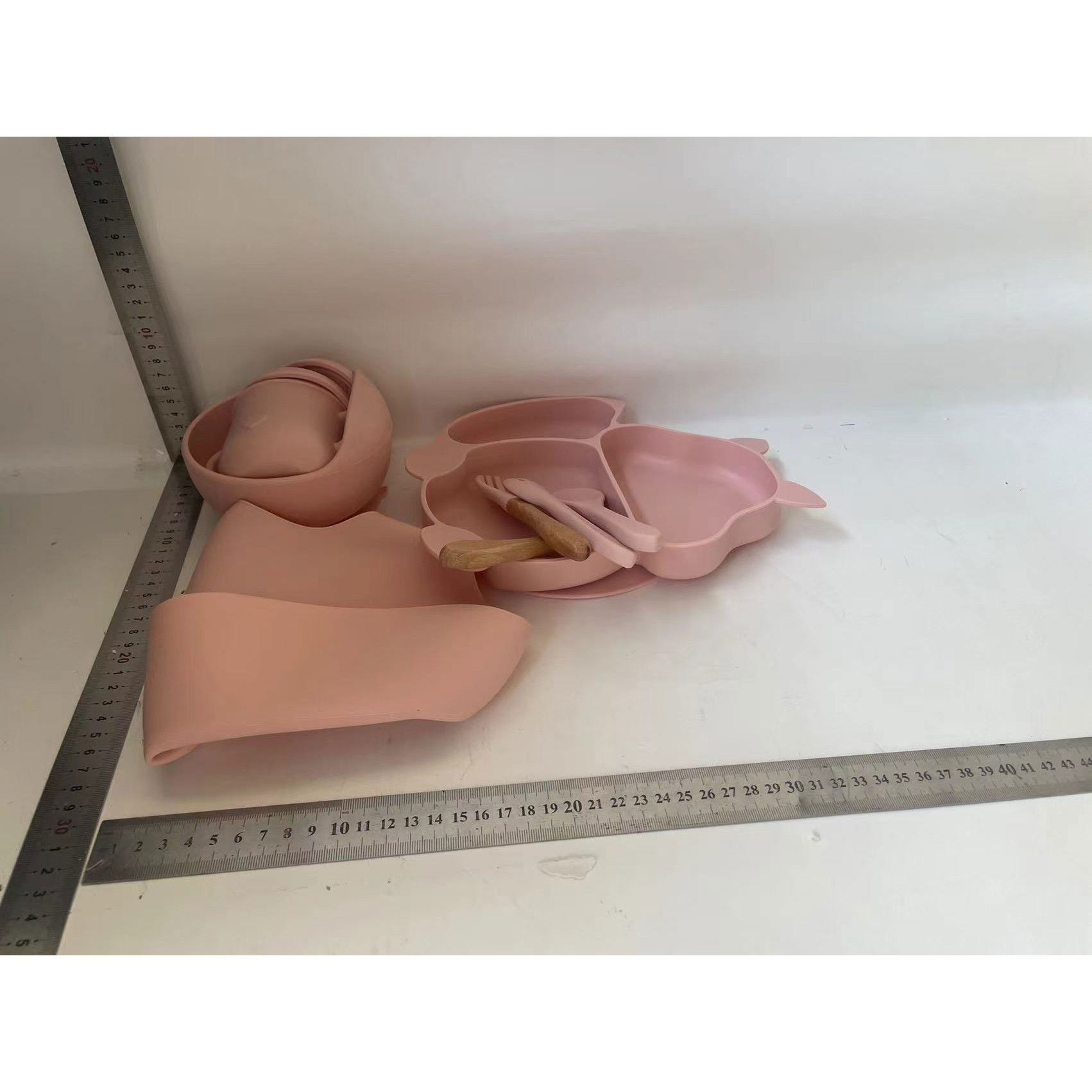 Set 10 piese diversificare bebelusi si copii din silicon Flippy, baveta, farfurie compartimentata cu ventuza, bol cu ventuza, tacamuri din lemn si silicon, cana pentru gustari, fara alergeni, roz pal [6]