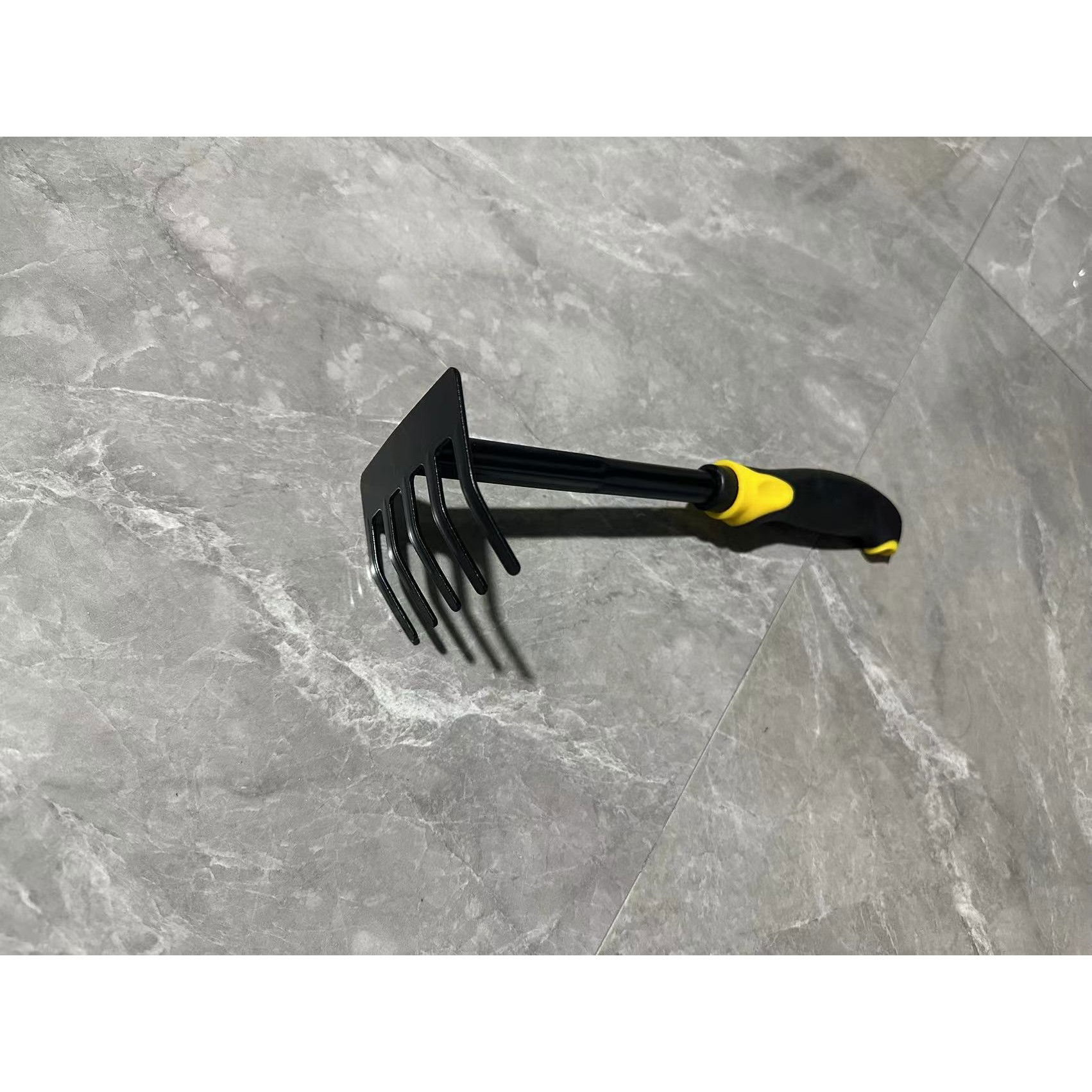 Set 4 Unelte de Gradina Flippy, pentru Plantare, Prelucrare Sol si Ingrijire Plante, Material PVC Carbon, Grebla, Sapaliga cu Cap Dublu, Lopata Mica, Lopata Lata, 43 x 11 cm, Negru/Galben [5]