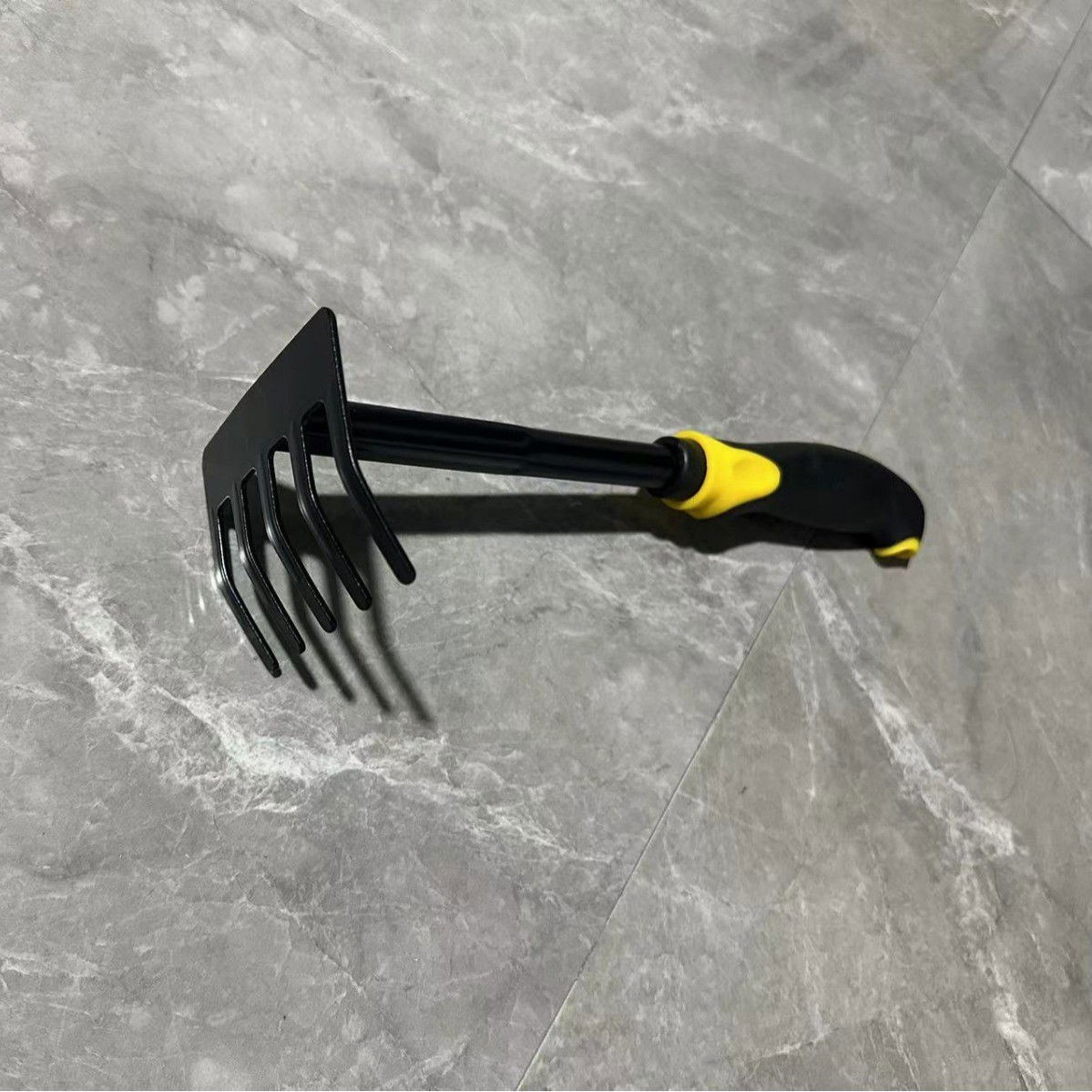 Set 4 Unelte de Gradina Flippy, pentru Plantare, Prelucrare Sol si Ingrijire Plante, Material PVC Carbon, Grebla, Sapaliga cu Cap Dublu, Lopata Mica, Lopata Lata, 43 x 11 cm, Negru/Galben [7]